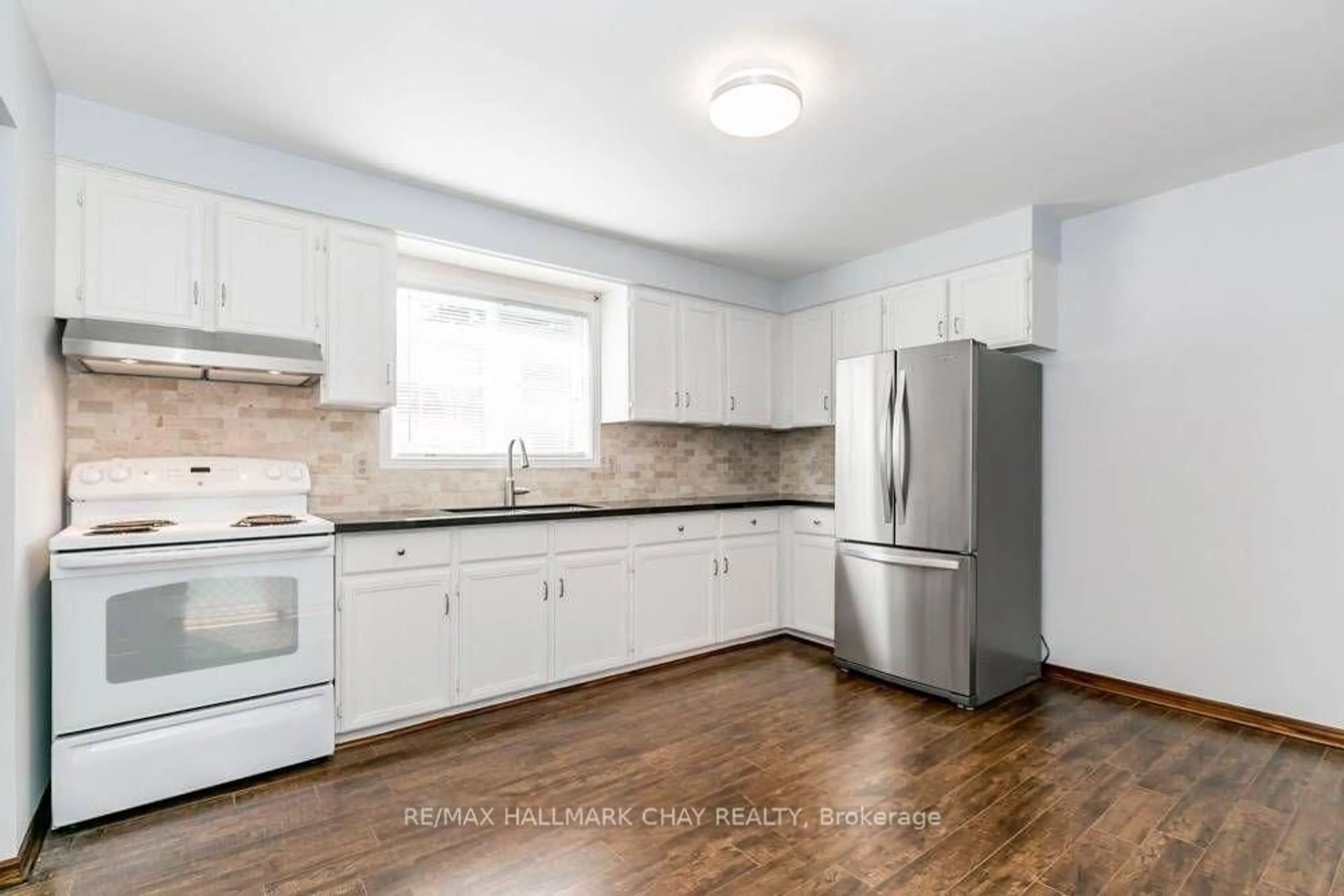Standard kitchen, unknown for 3 Buchanan St, Barrie Ontario L4M 6B7