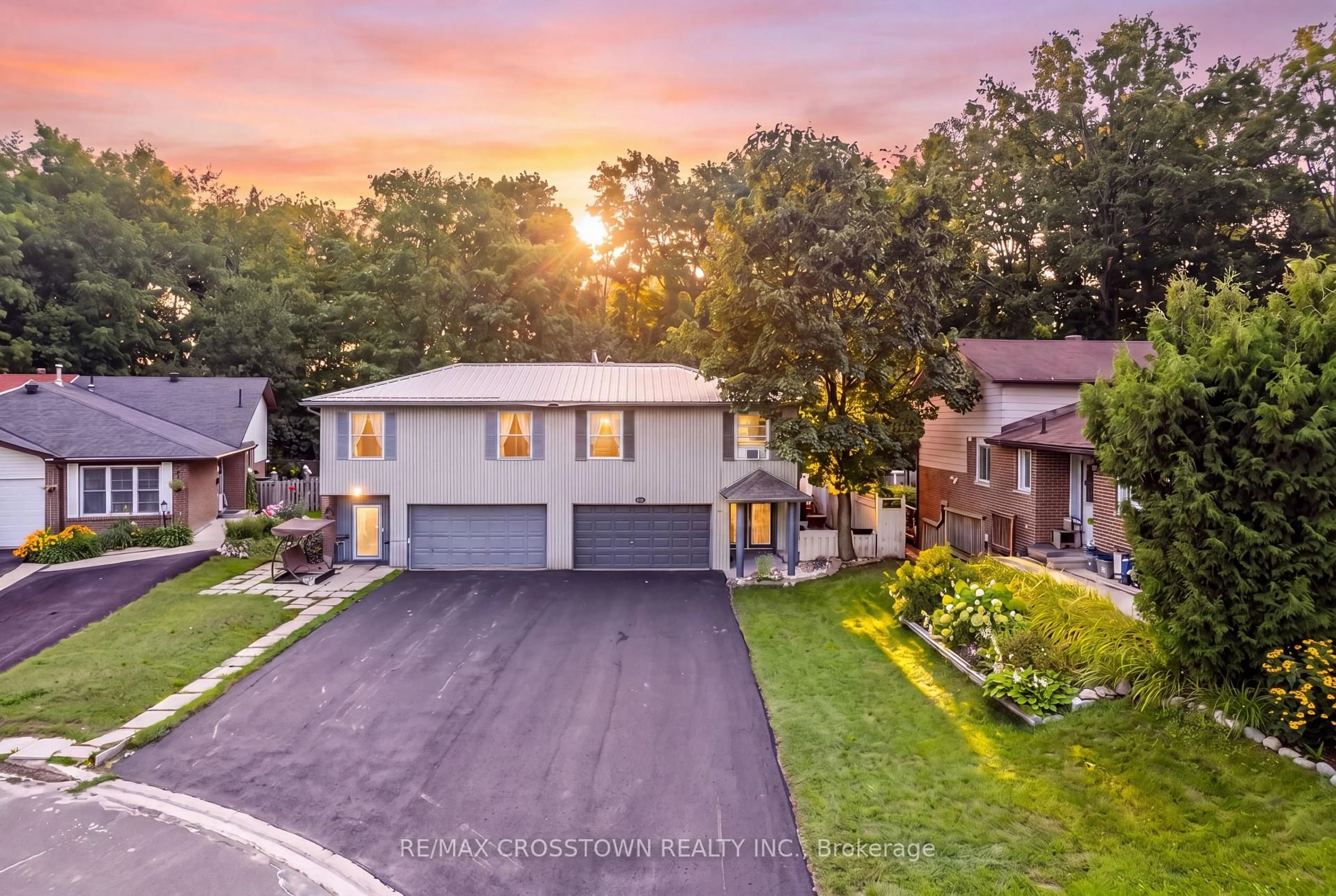 A pic from outside/outdoor area/front of a property/back of a property/a pic from drone, street for 6 Ashdale Crt, Barrie Ontario L4M 5B5