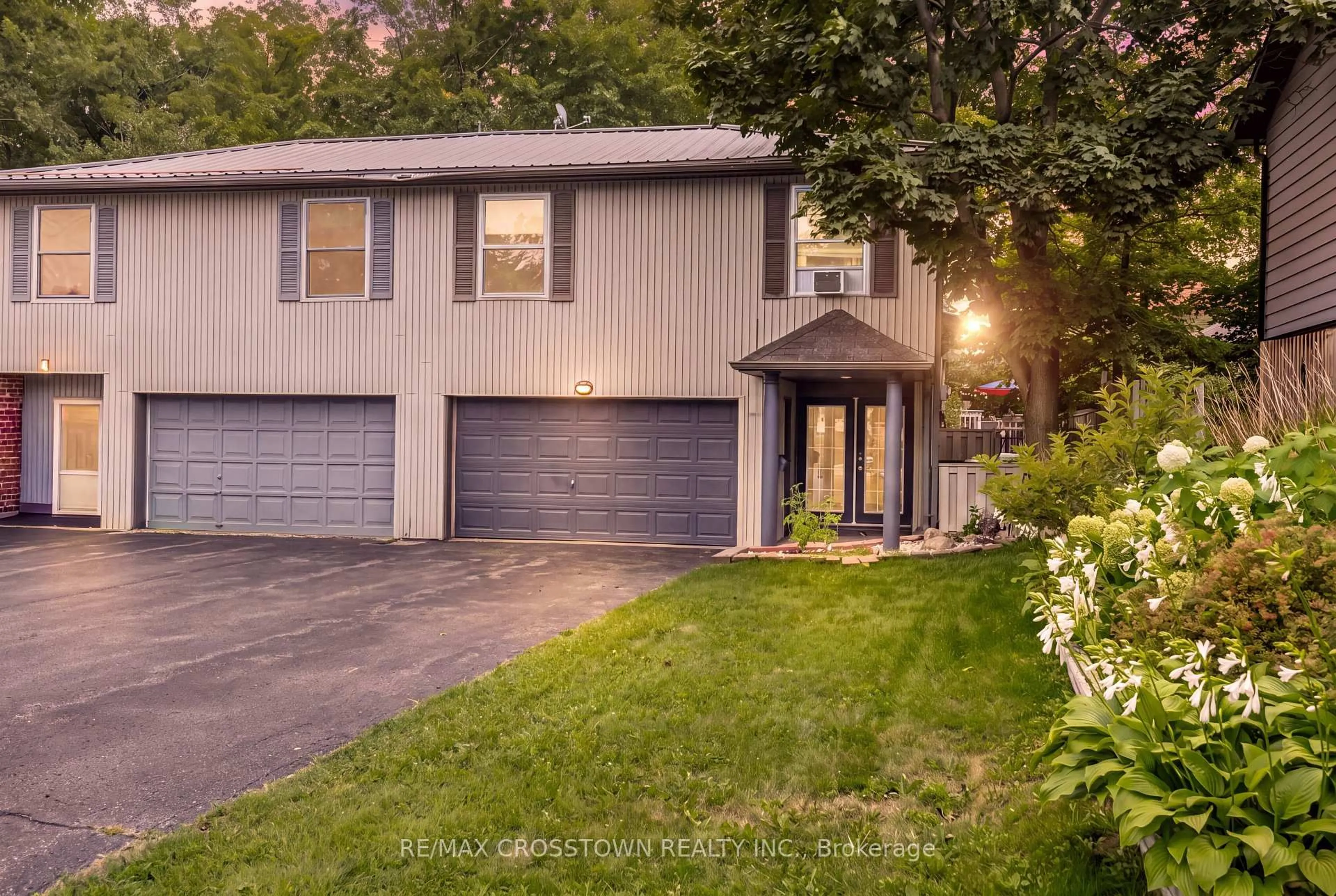 Home with vinyl exterior material, street for 6 Ashdale Crt, Barrie Ontario L4M 5B5