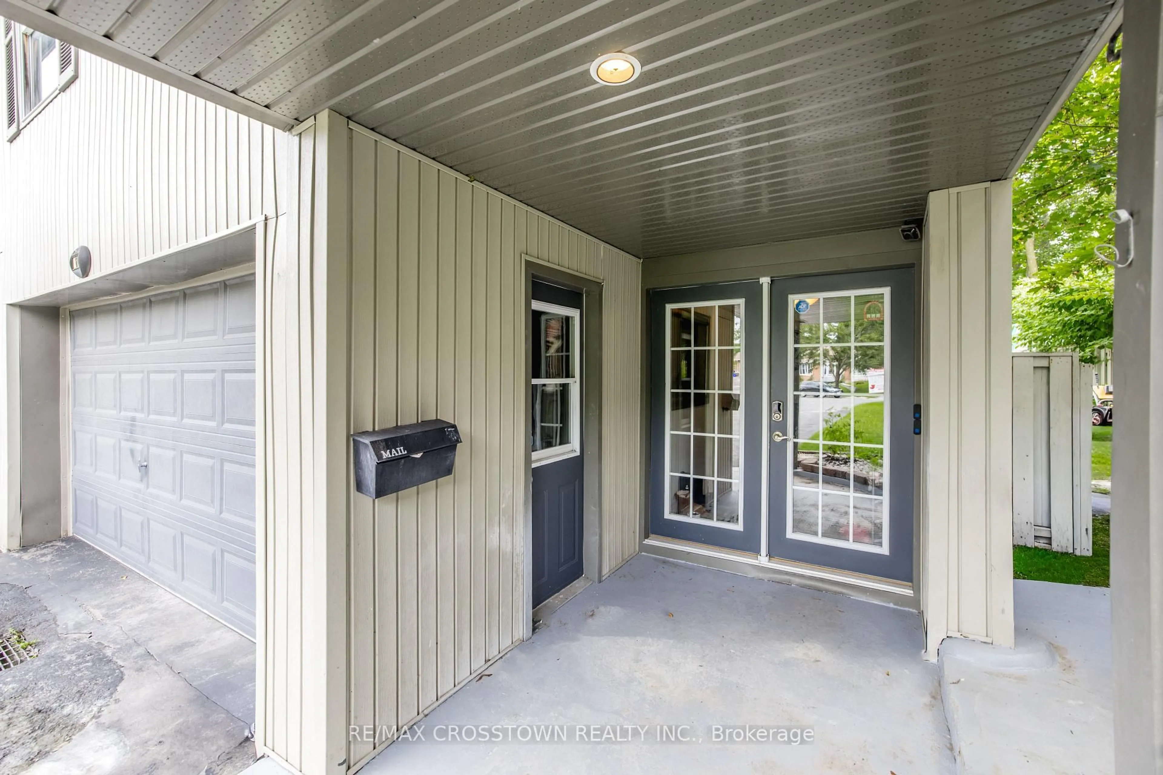 Indoor entryway for 6 Ashdale Crt, Barrie Ontario L4M 5B5