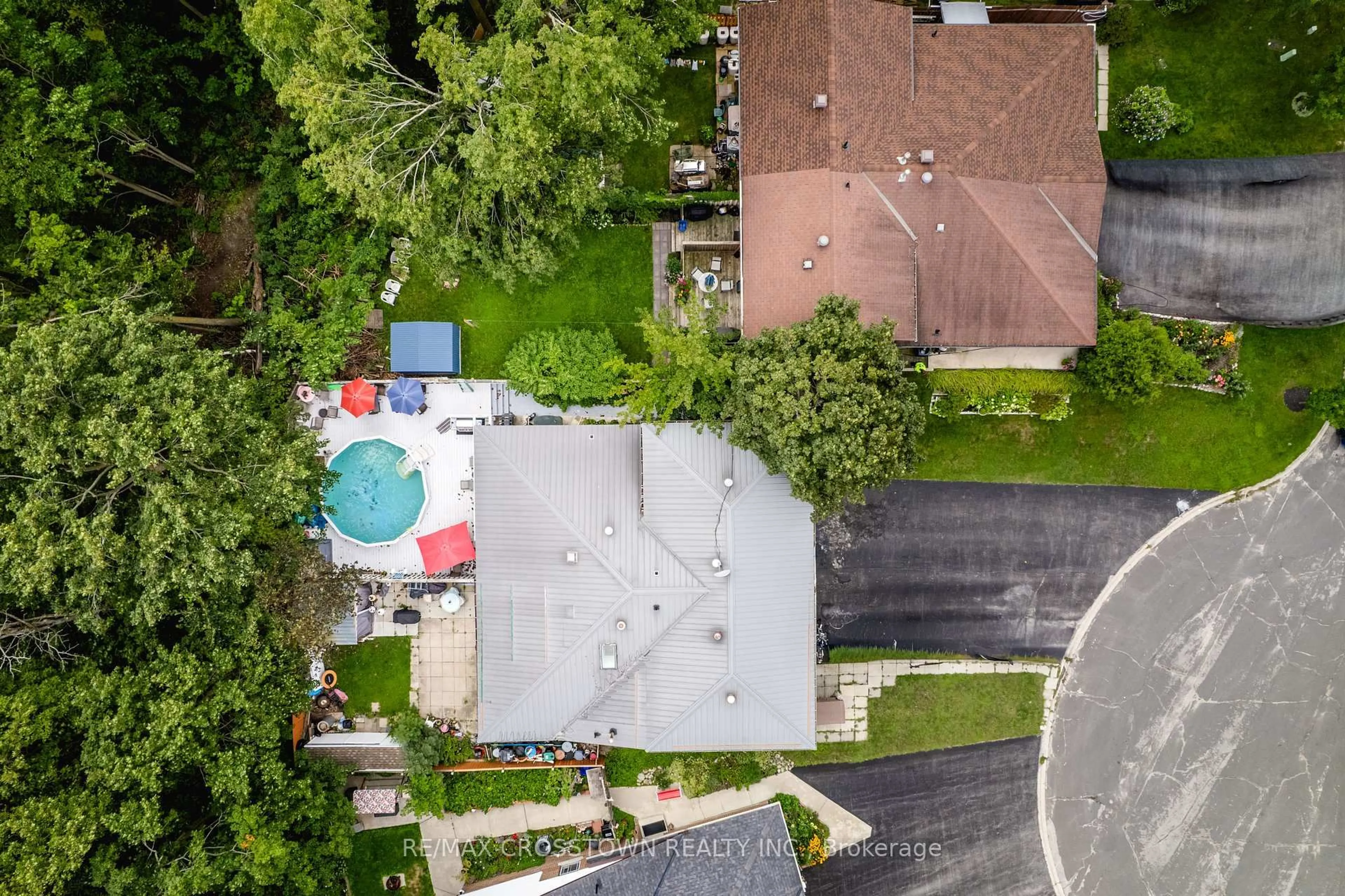 A pic from outside/outdoor area/front of a property/back of a property/a pic from drone, street for 6 Ashdale Crt, Barrie Ontario L4M 5B5