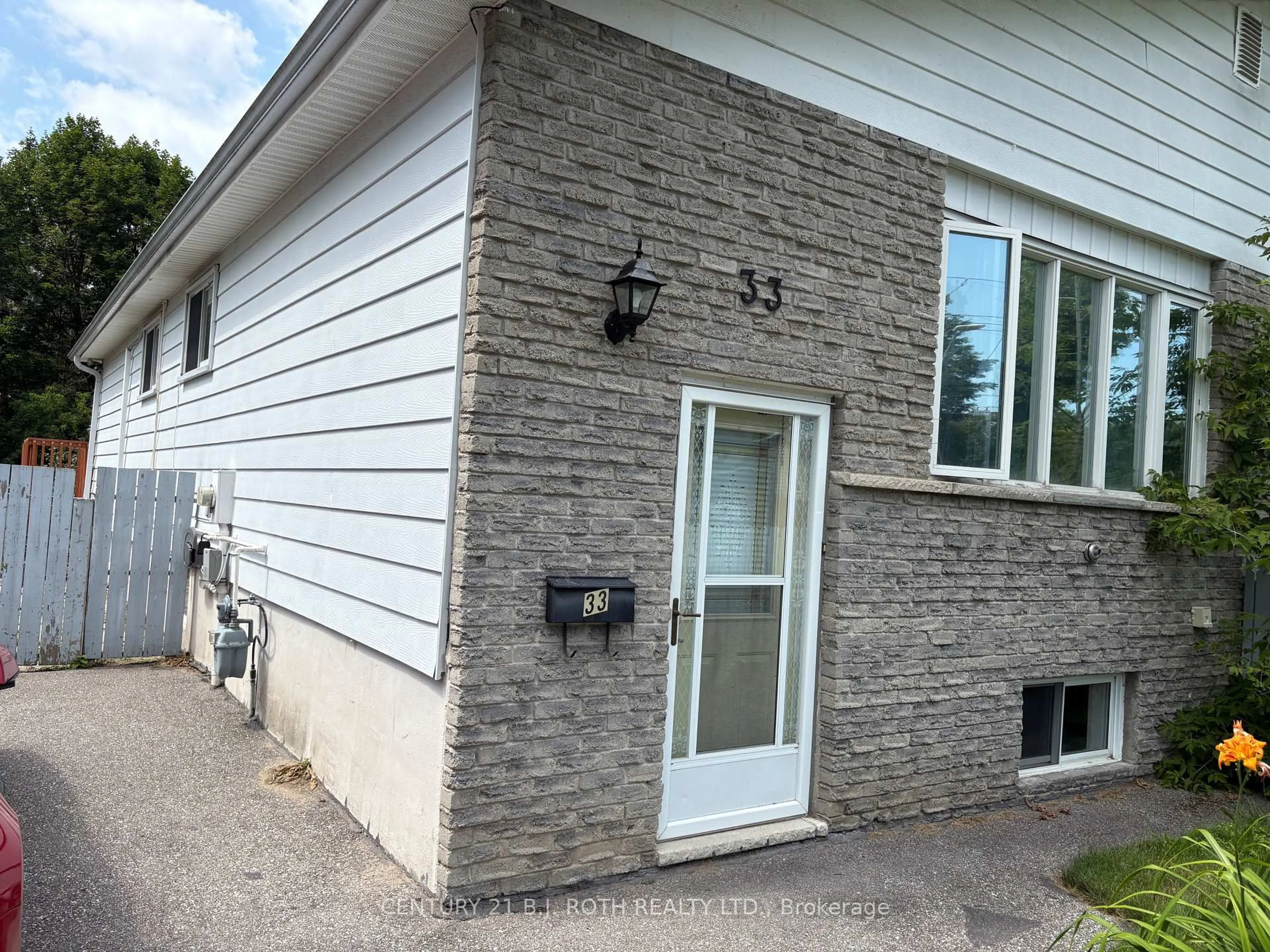Home with brick exterior material, building for 33 Beaumaur Dr, Penetanguishene Ontario L9M 1V7