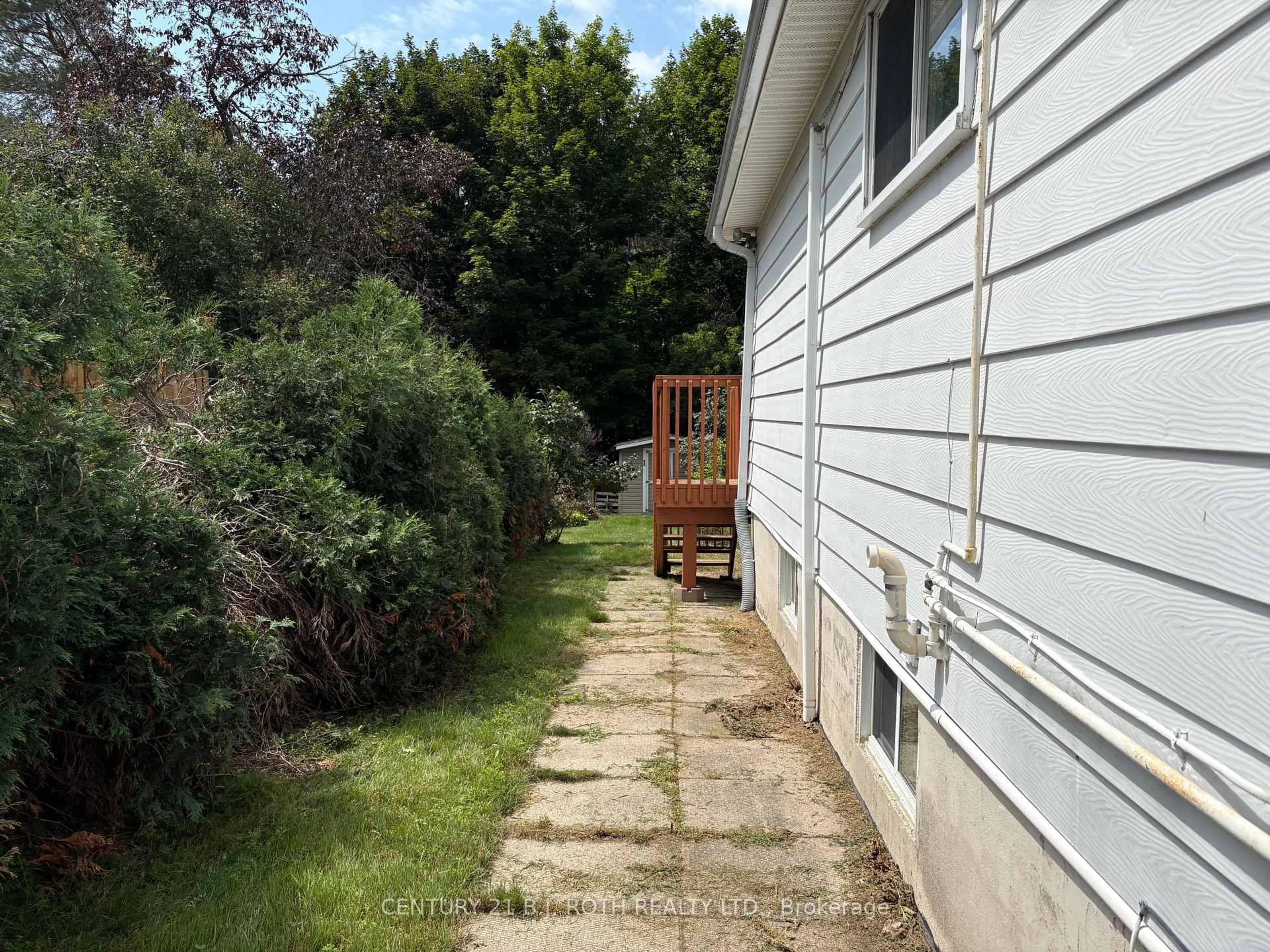 A pic from outside/outdoor area/front of a property/back of a property/a pic from drone, street for 33 Beaumaur Dr, Penetanguishene Ontario L9M 1V7