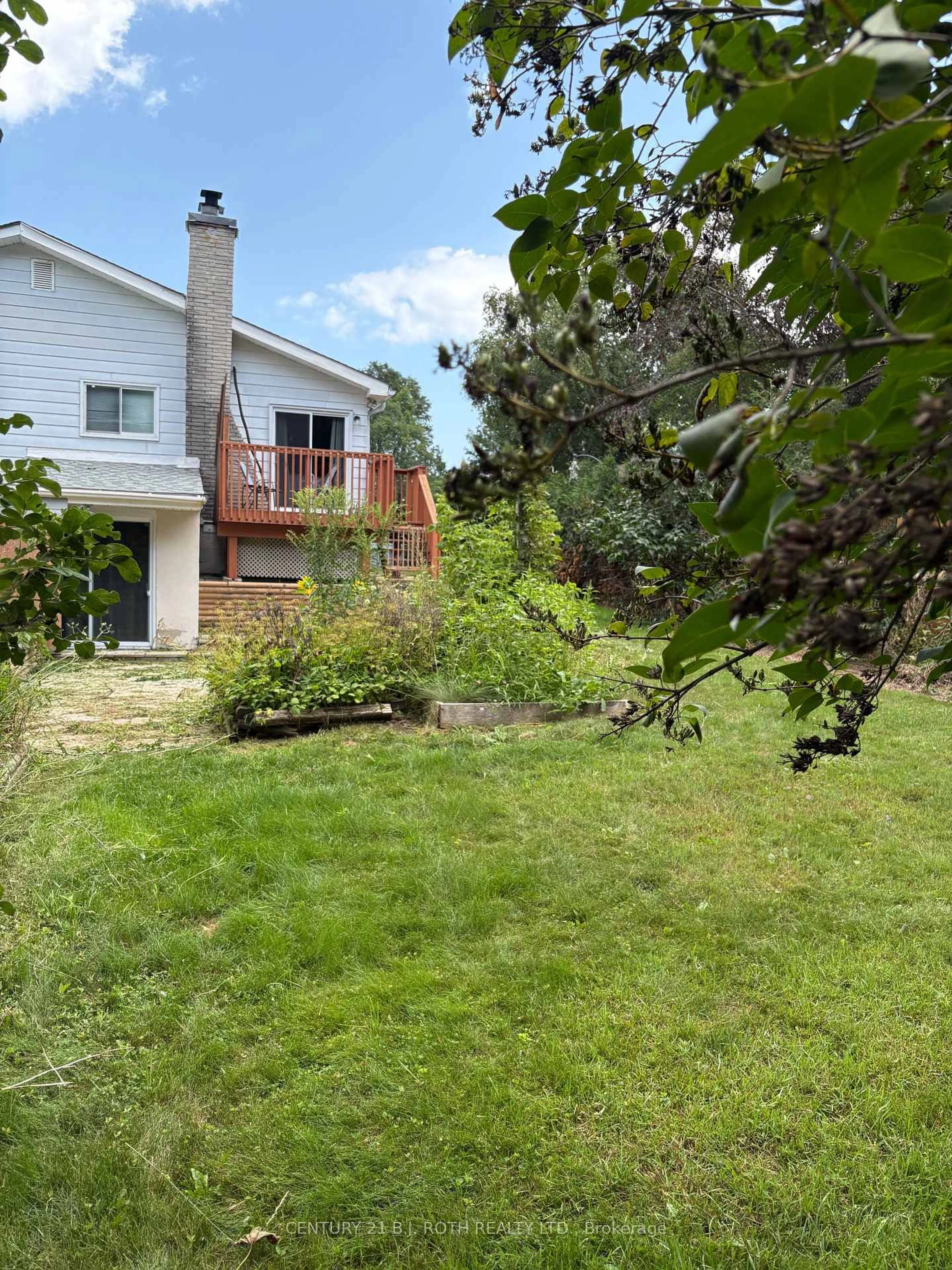 A pic from outside/outdoor area/front of a property/back of a property/a pic from drone, unknown for 33 Beaumaur Dr, Penetanguishene Ontario L9M 1V7