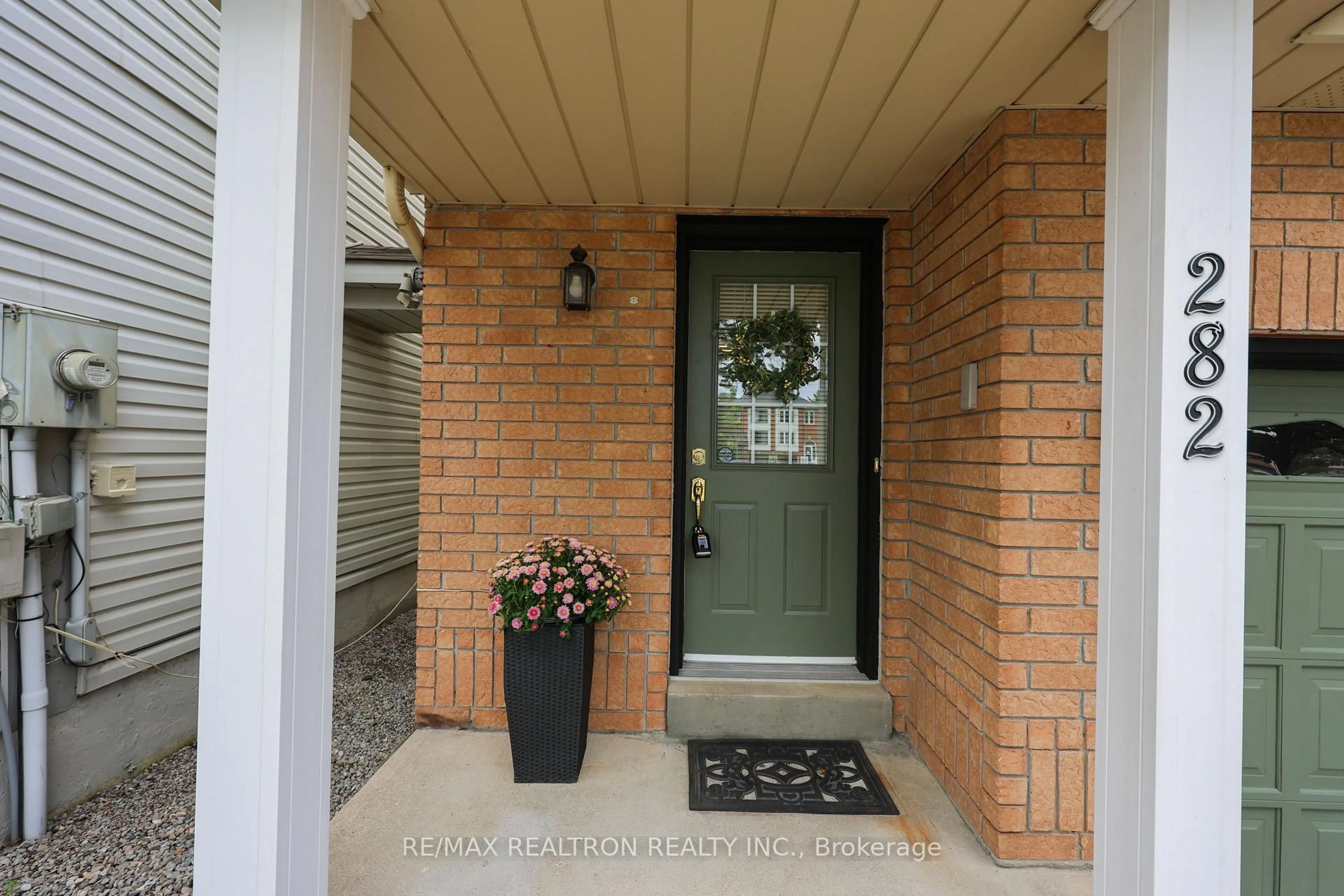 Indoor entryway for 282 Ferndale Dr, Barrie Ontario L4N 8J9