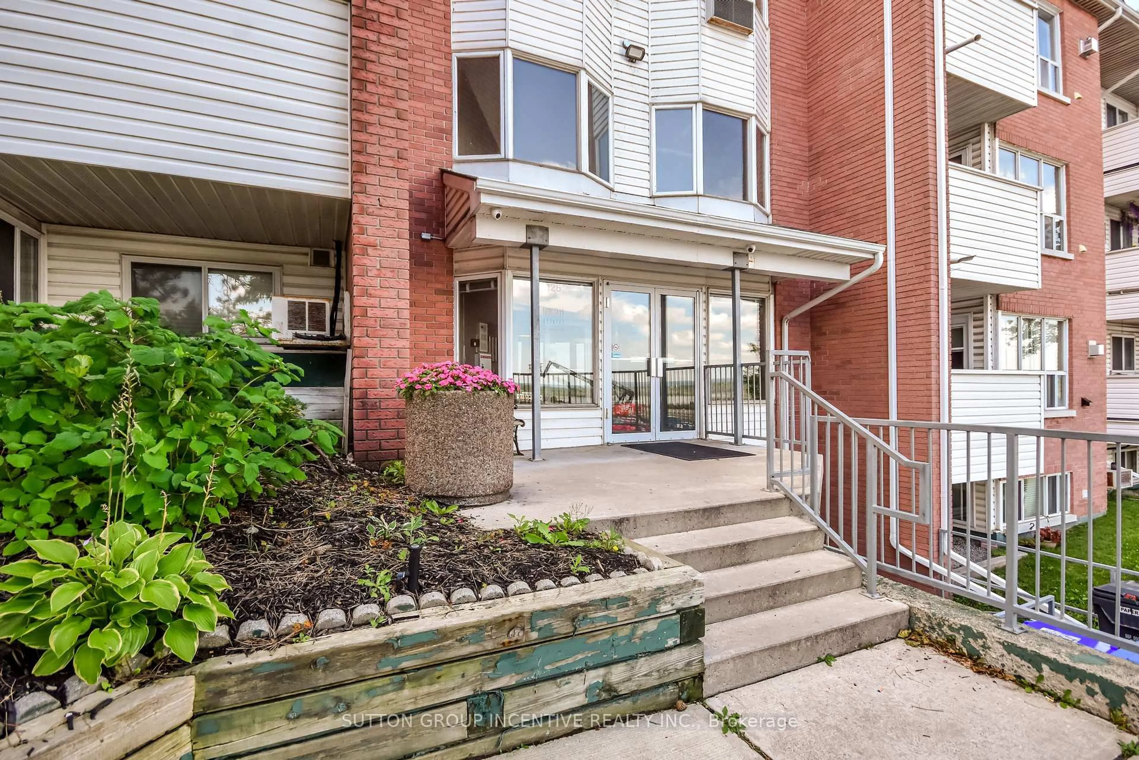 Indoor foyer for 126 Bell Farm Rd #B05, Barrie Ontario L4M 6J3