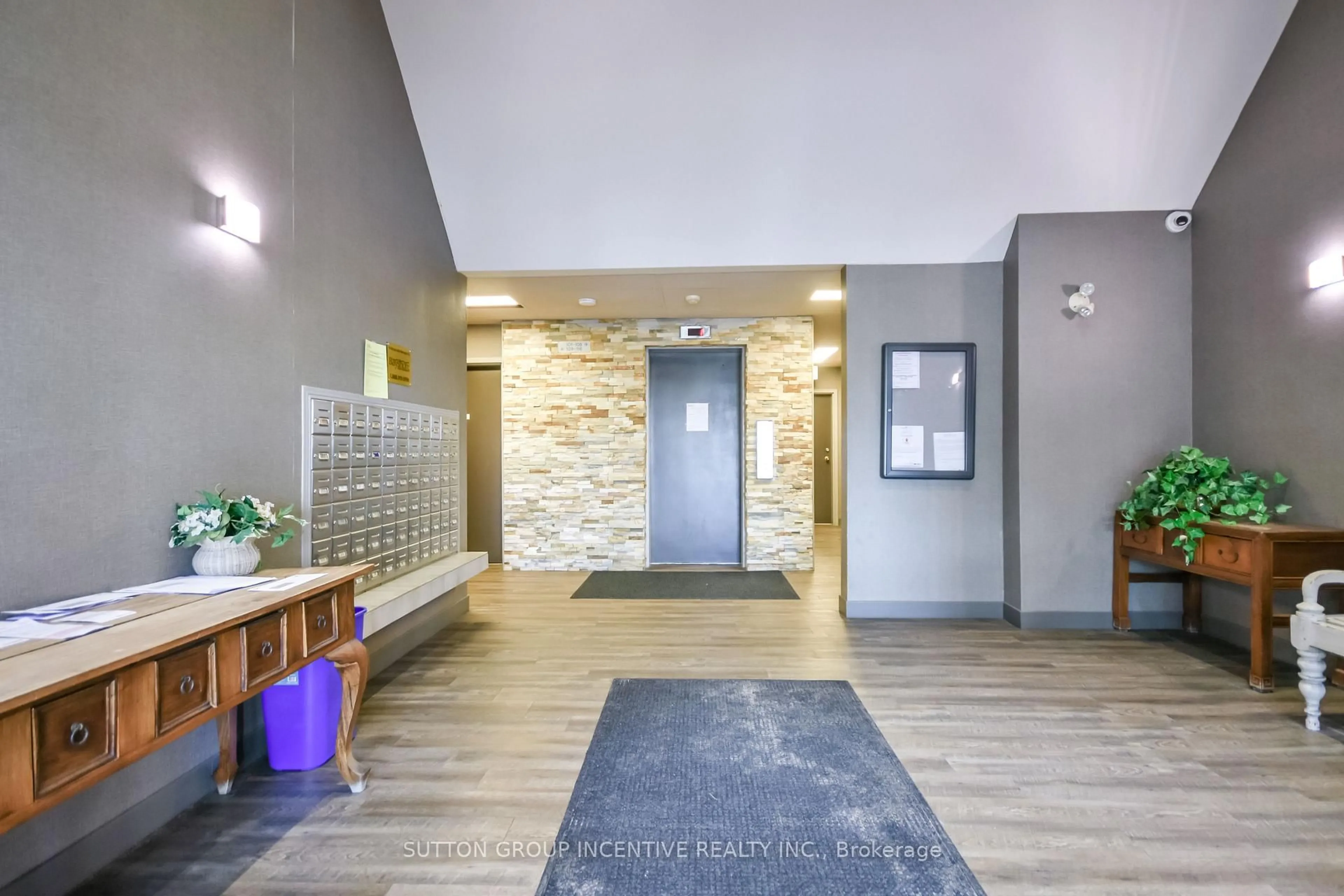 Indoor foyer for 126 Bell Farm Rd #B05, Barrie Ontario L4M 6J3