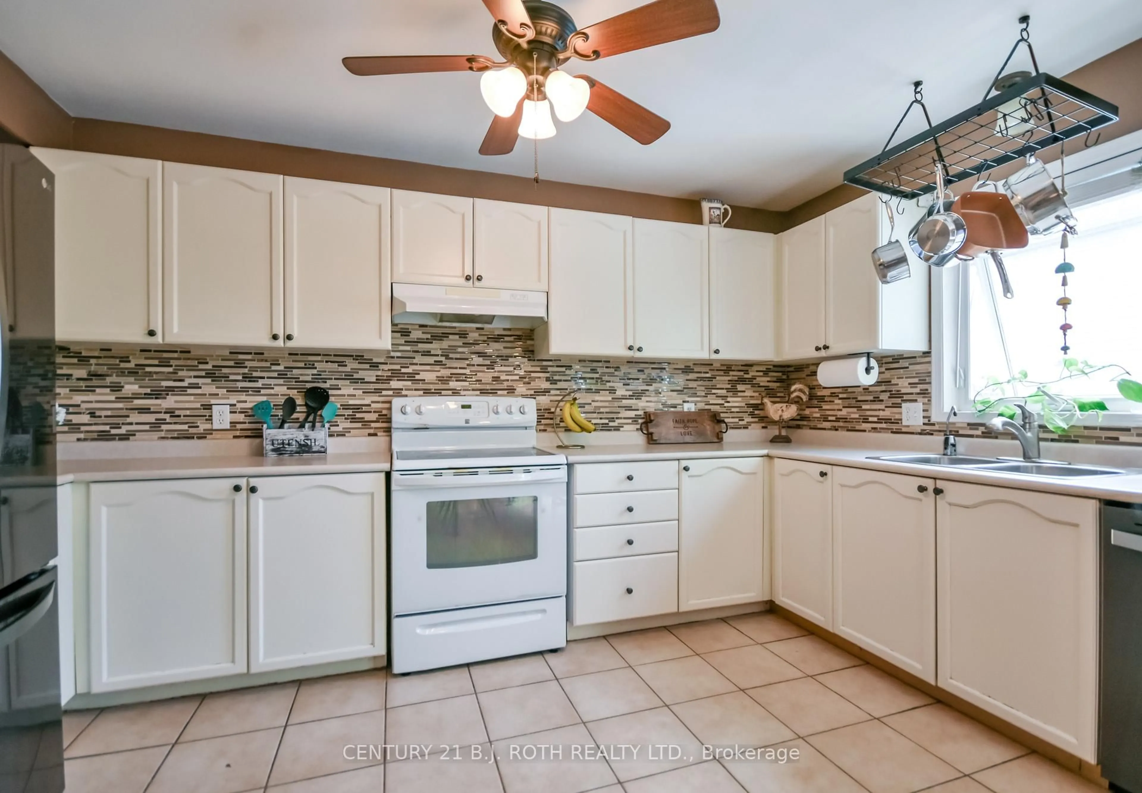 Standard kitchen, ceramic/tile floor for 42 Farmstead Cres, Barrie Ontario L4N 8S1