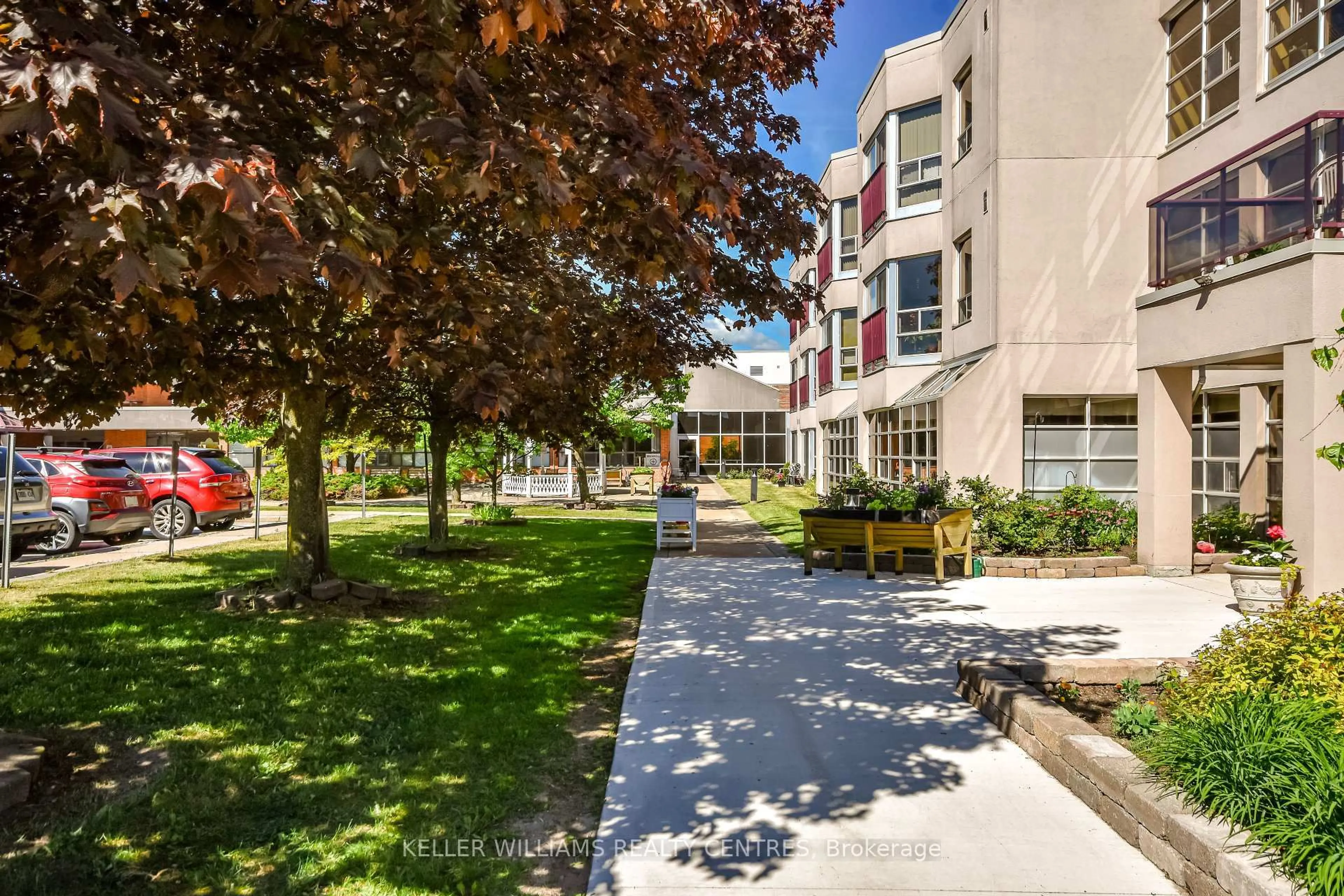 Patio, street for 49 Raglan St #102, Collingwood Ontario L9Y 4X1