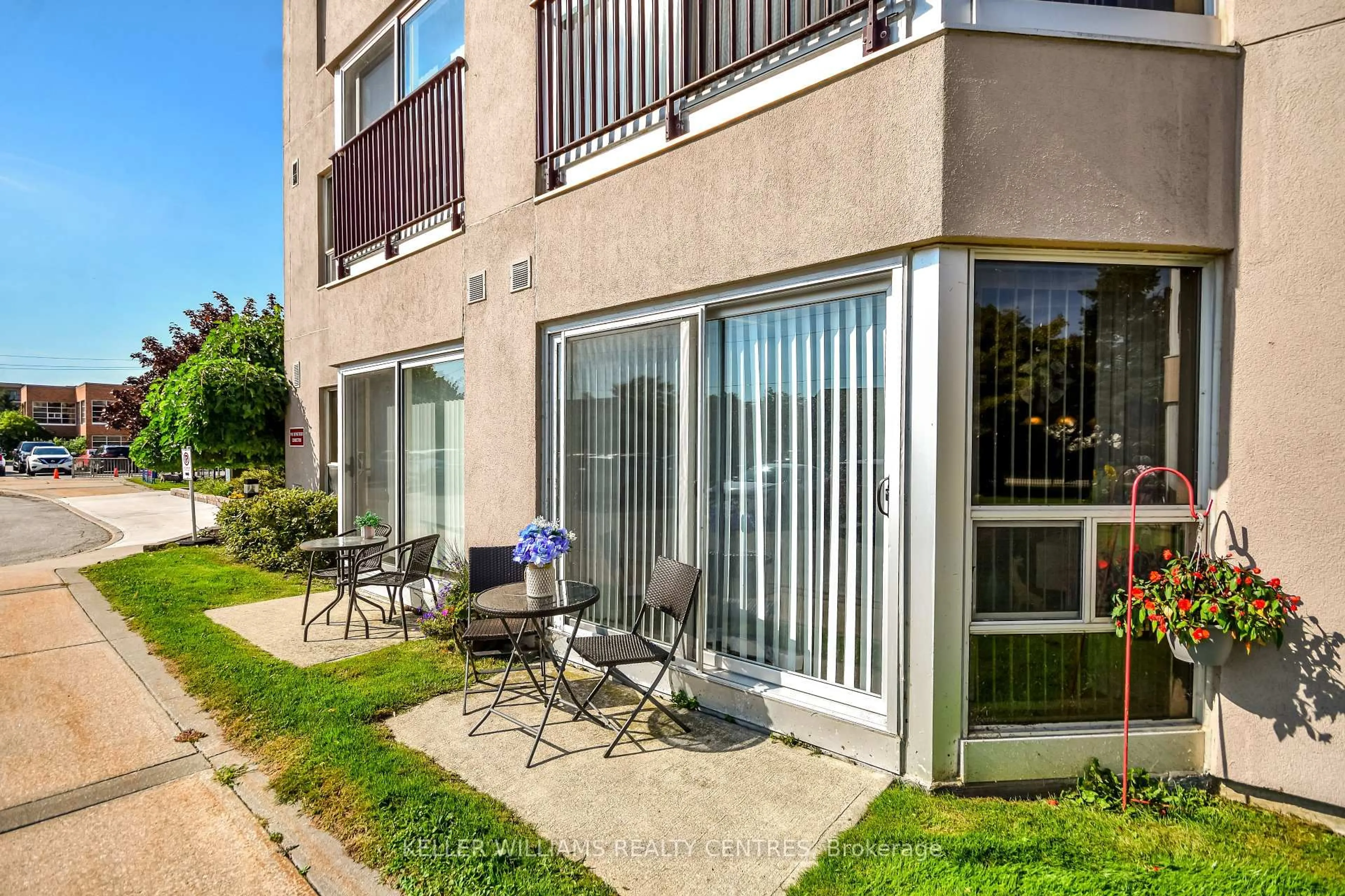 Patio, water/lake/river/ocean view for 49 Raglan St #102, Collingwood Ontario L9Y 4X1