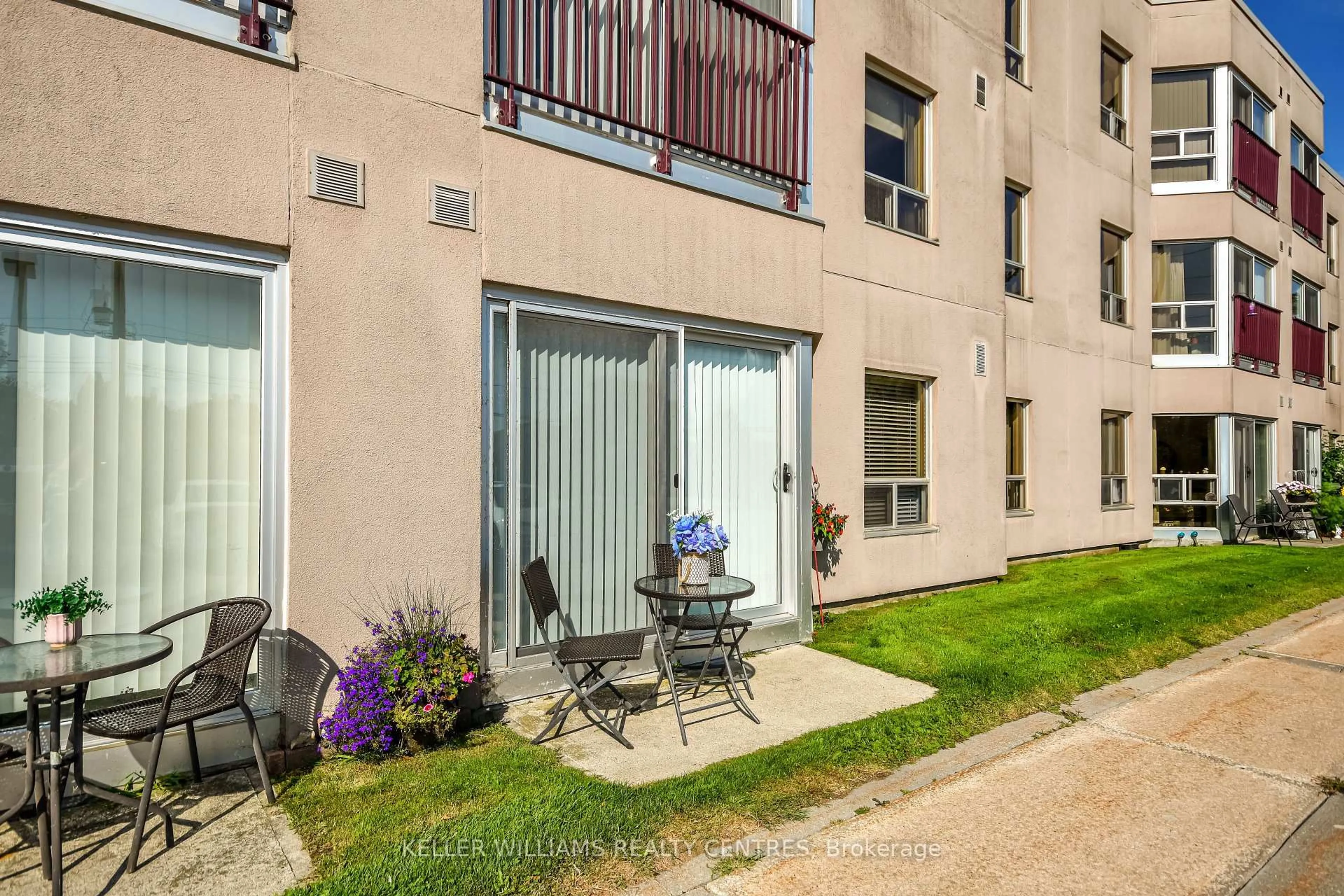 Patio, street for 49 Raglan St #102, Collingwood Ontario L9Y 4X1