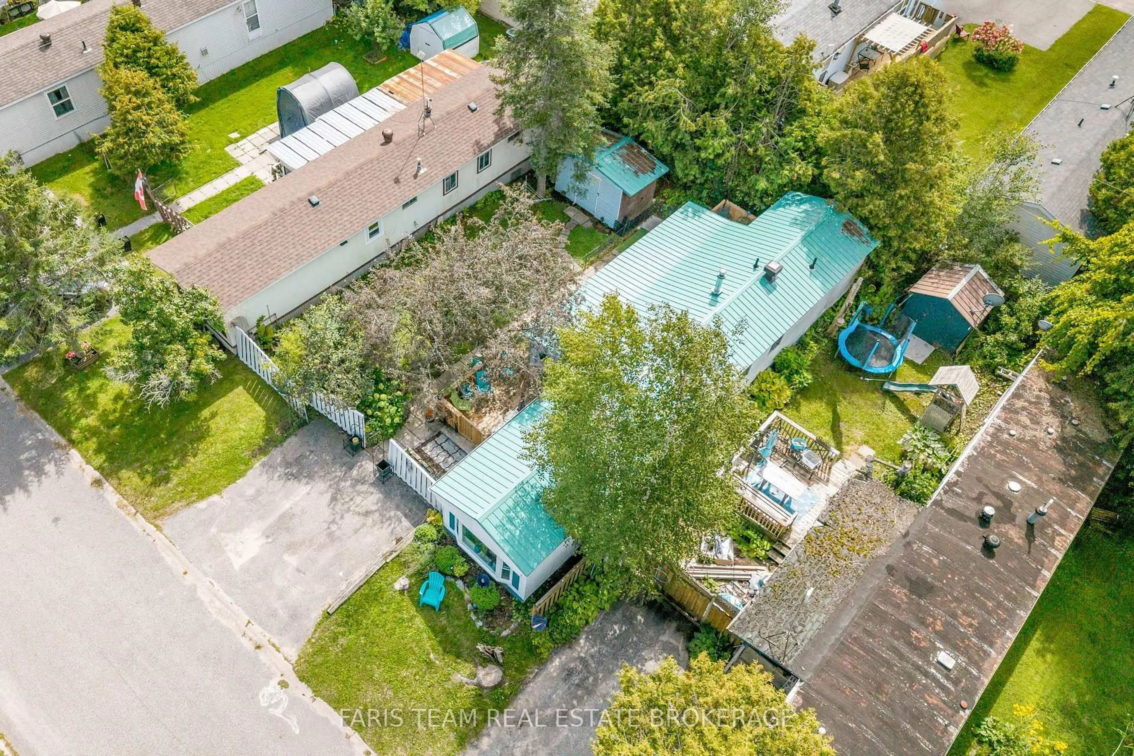 A pic from outside/outdoor area/front of a property/back of a property/a pic from drone, street for 4118 Ash Cres, Severn Ontario L3V 0V1