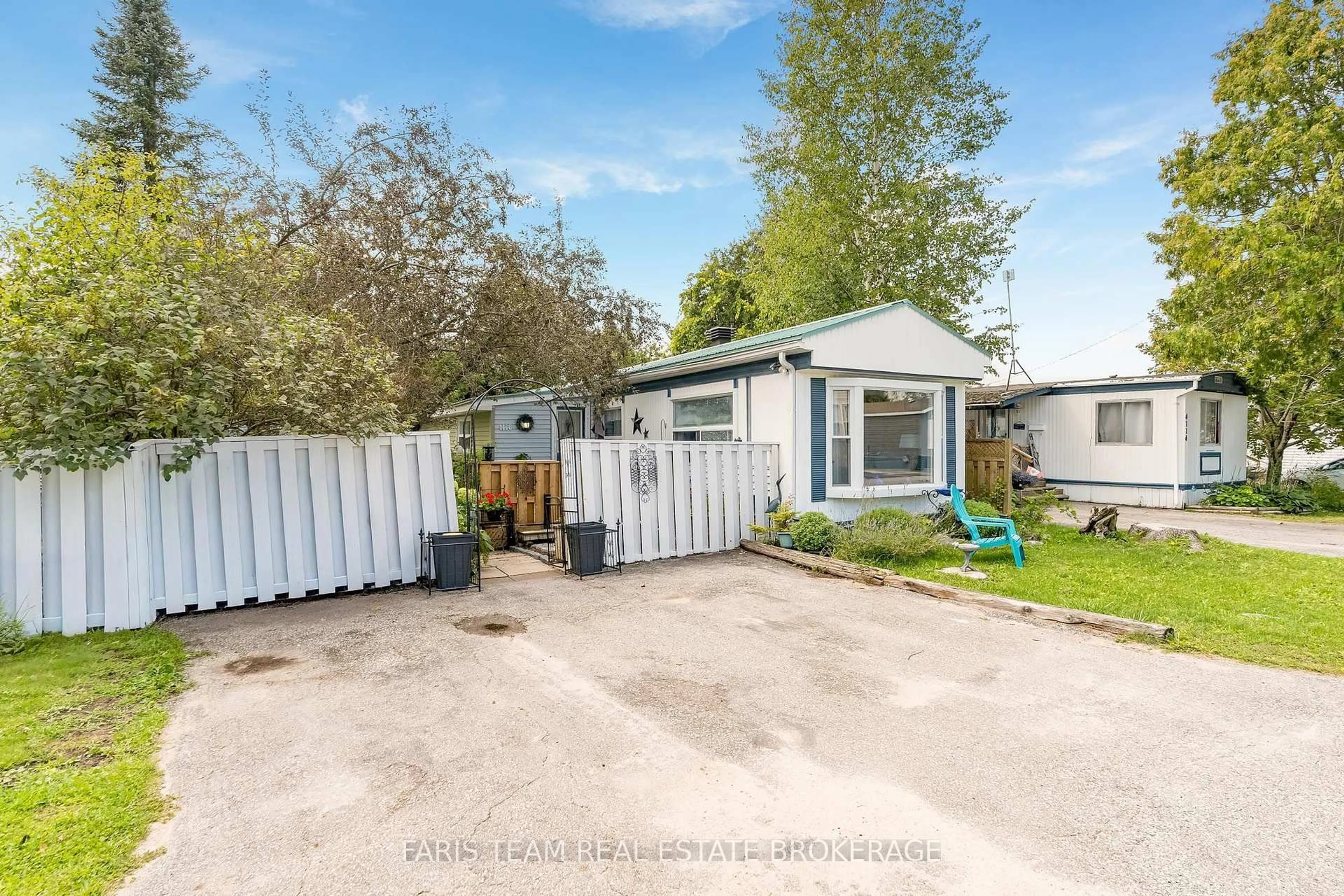 A pic from outside/outdoor area/front of a property/back of a property/a pic from drone, street for 4118 Ash Cres, Severn Ontario L3V 0V1