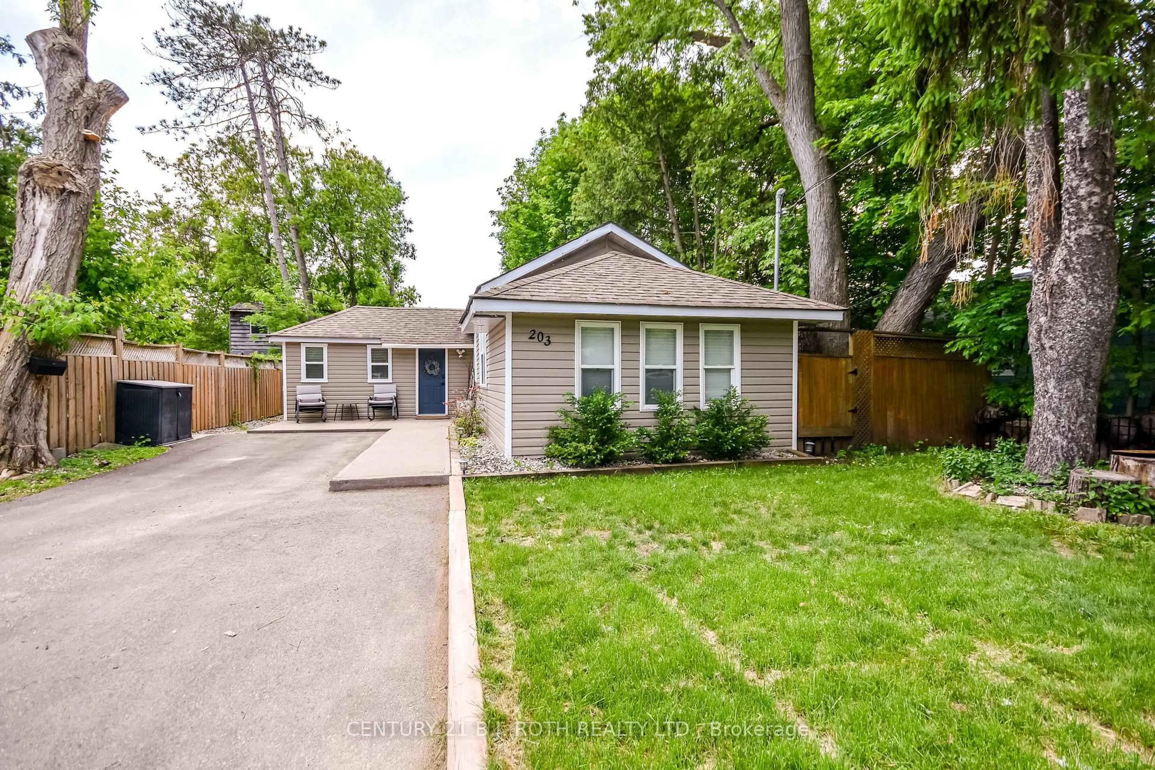 Home with vinyl exterior material, street for 203 Southview Rd, Barrie Ontario L4N 3X6
