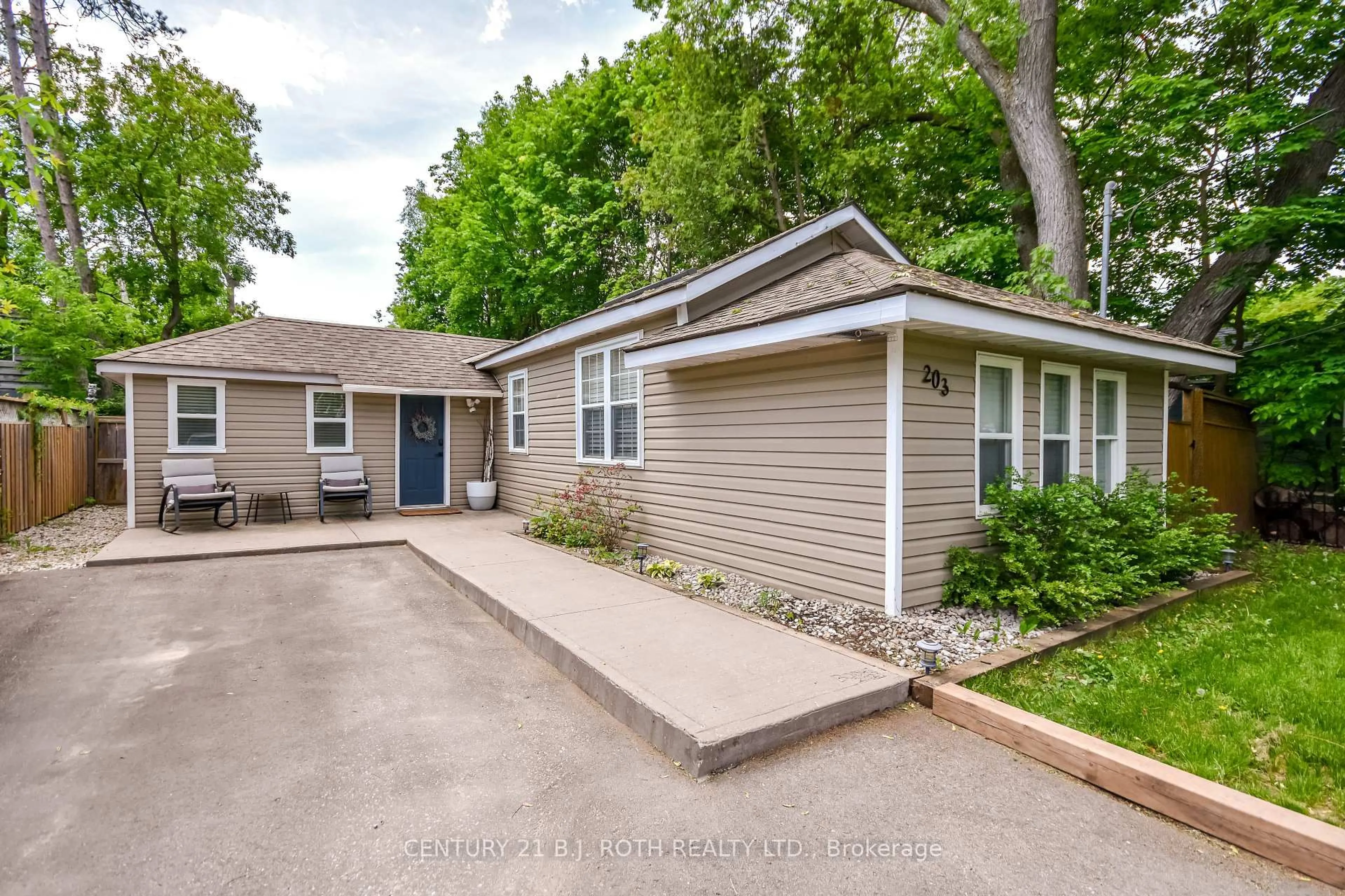 Home with vinyl exterior material, street for 203 Southview Rd, Barrie Ontario L4N 3X6