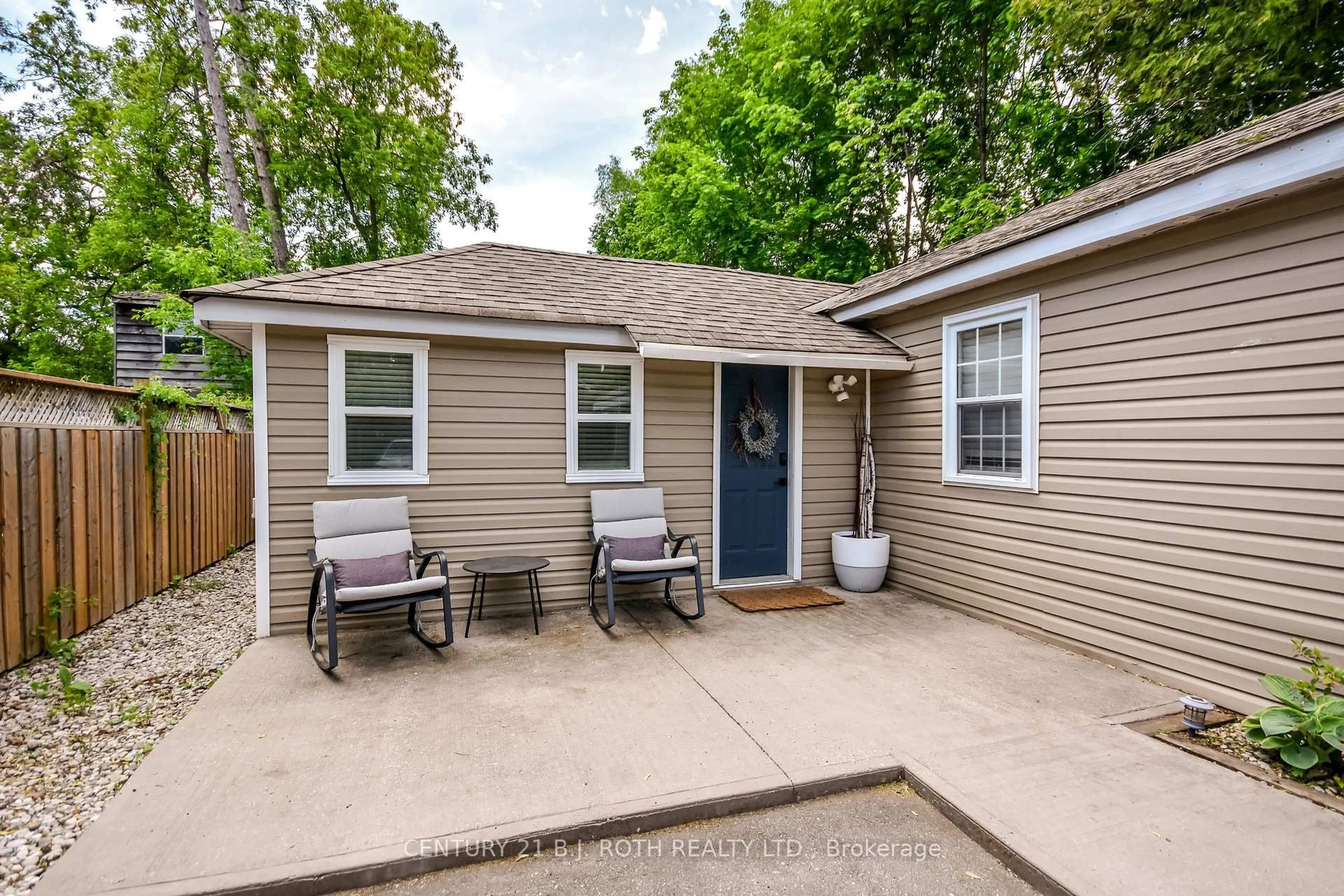 Patio, street for 203 Southview Rd, Barrie Ontario L4N 3X6