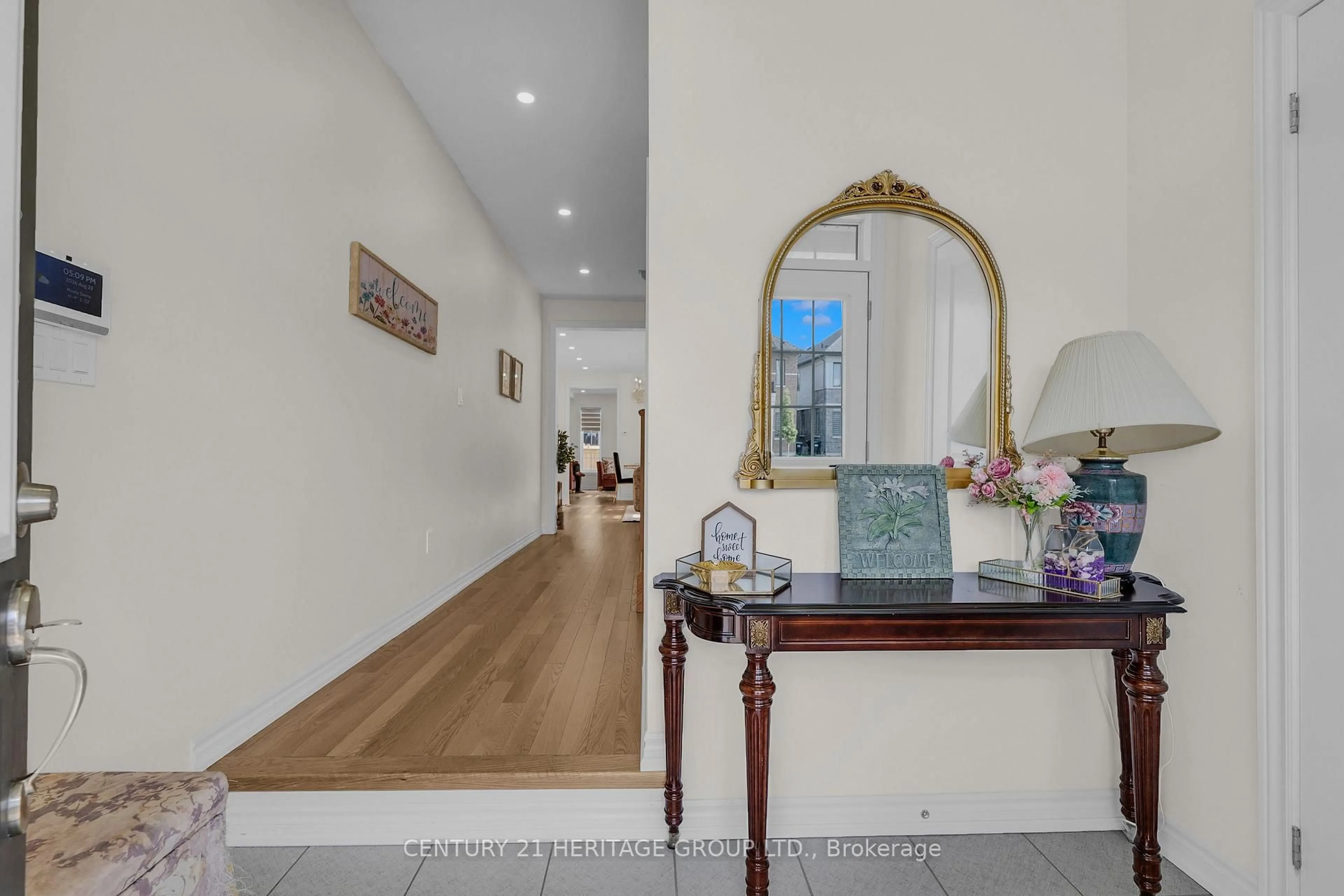 Indoor foyer for 102 Nottingham Rd, Barrie Ontario L9J 0L5