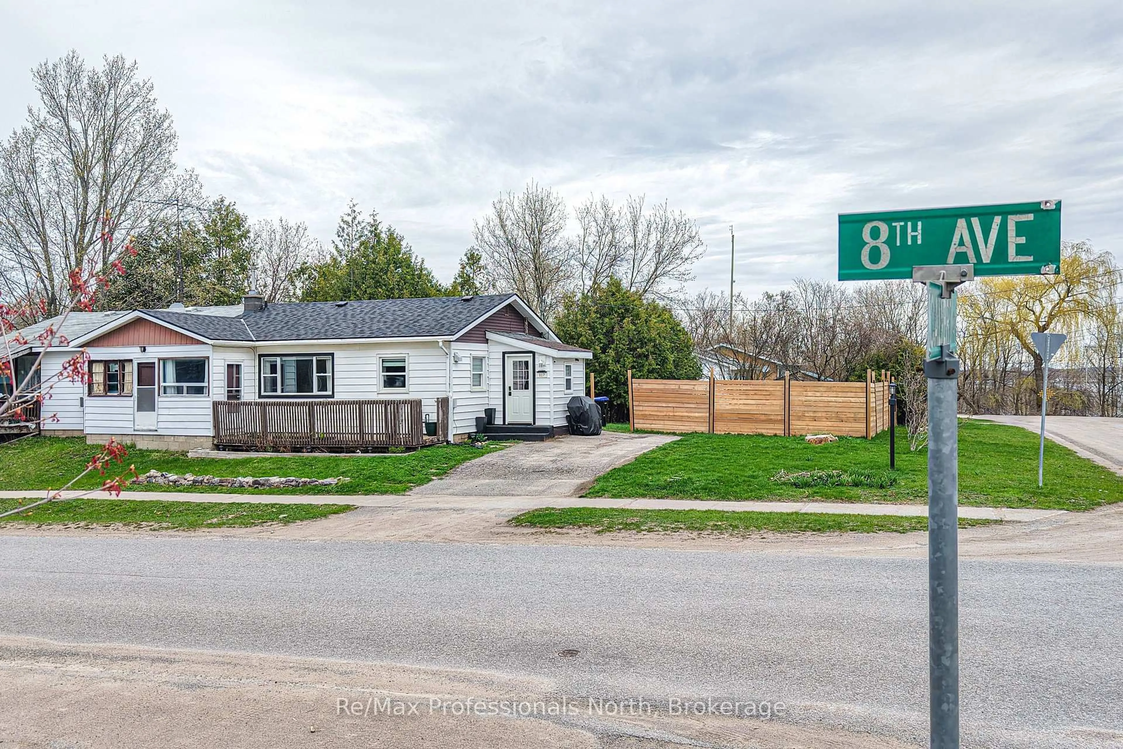 A pic from outside/outdoor area/front of a property/back of a property/a pic from drone, street for 817 Eighth Ave, Tay Ontario L0K 1R0