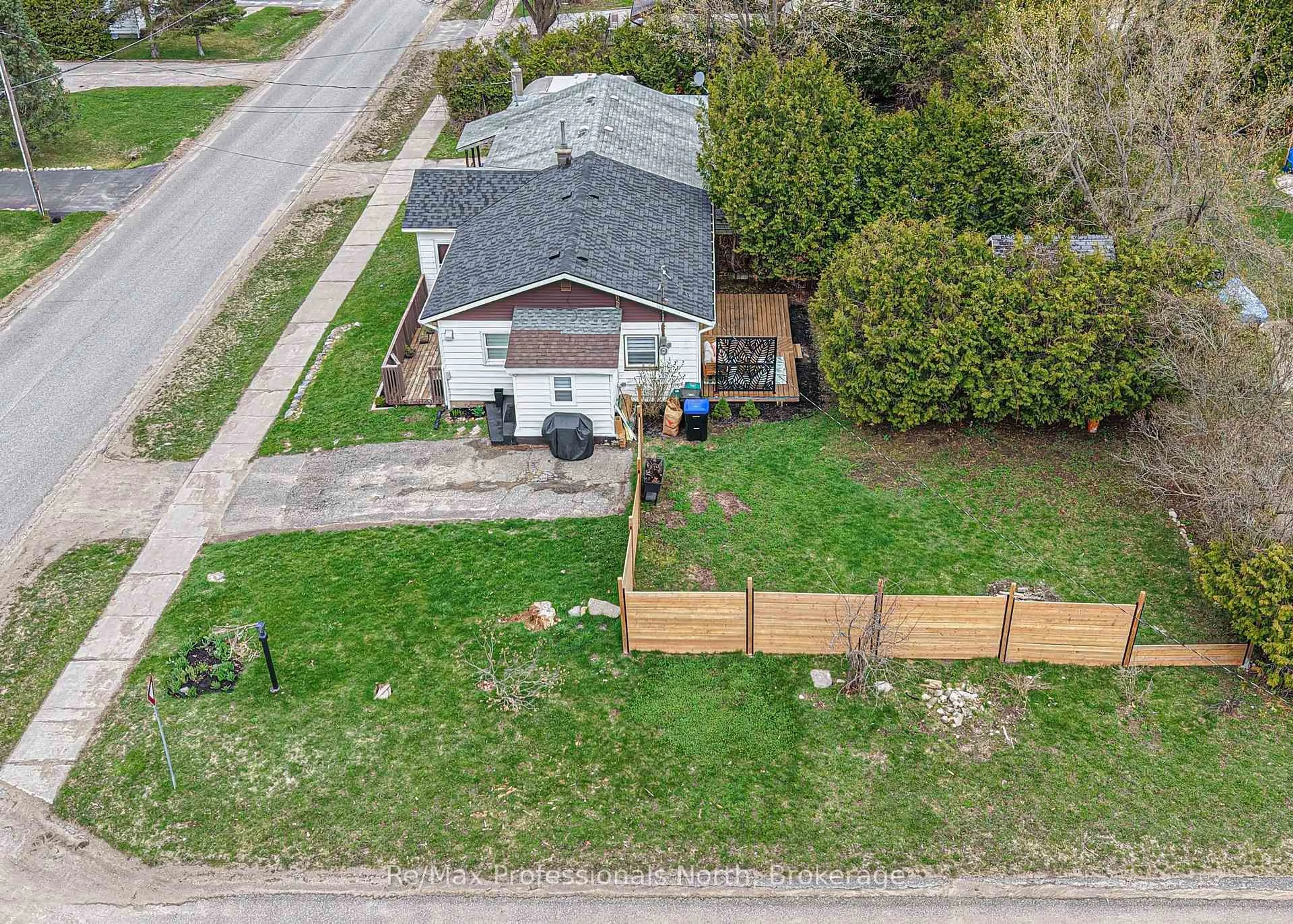 A pic from outside/outdoor area/front of a property/back of a property/a pic from drone, street for 817 Eighth Ave, Tay Ontario L0K 1R0