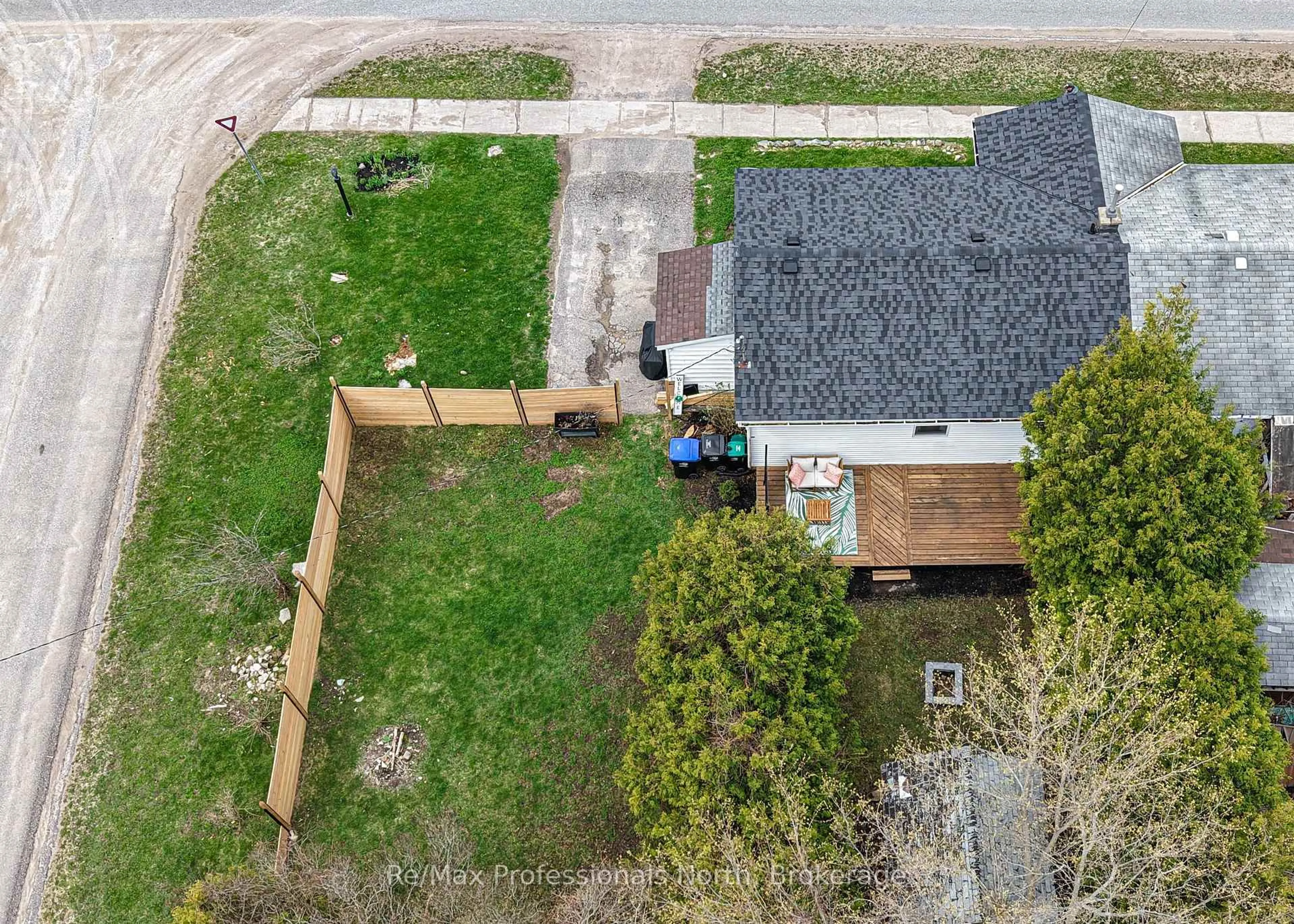 A pic from outside/outdoor area/front of a property/back of a property/a pic from drone, street for 817 Eighth Ave, Tay Ontario L0K 1R0