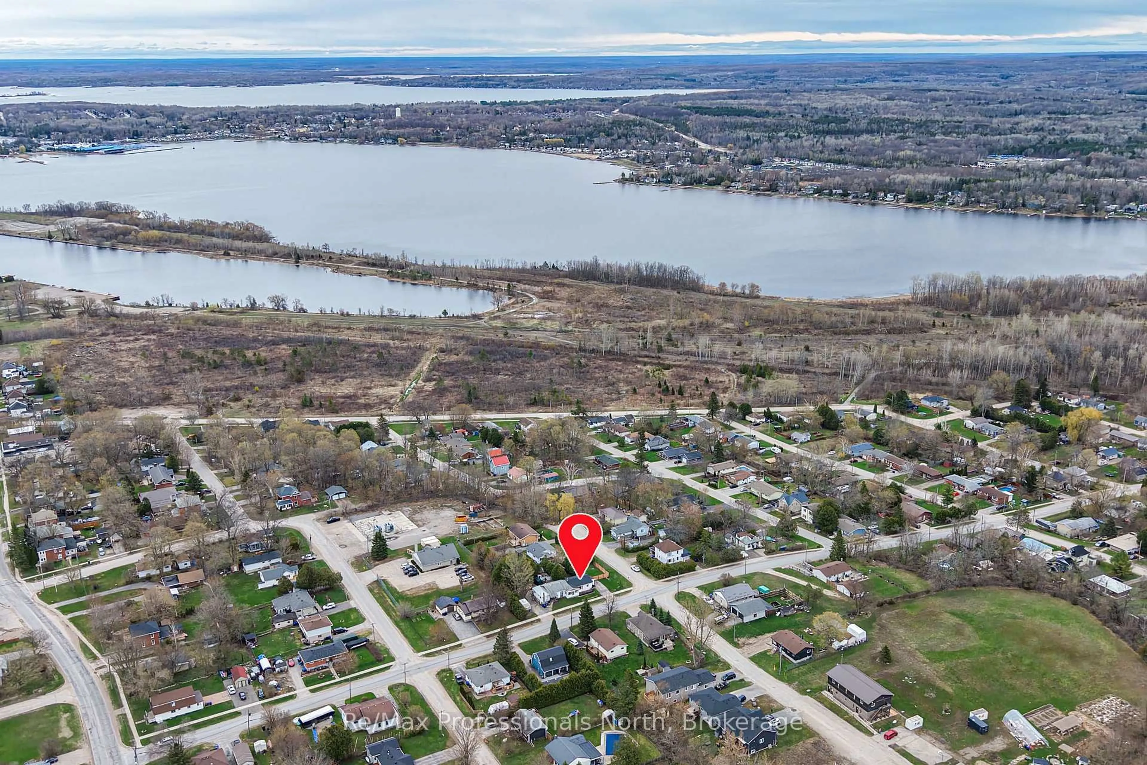 A pic from outside/outdoor area/front of a property/back of a property/a pic from drone, water/lake/river/ocean view for 817 Eighth Ave, Tay Ontario L0K 1R0