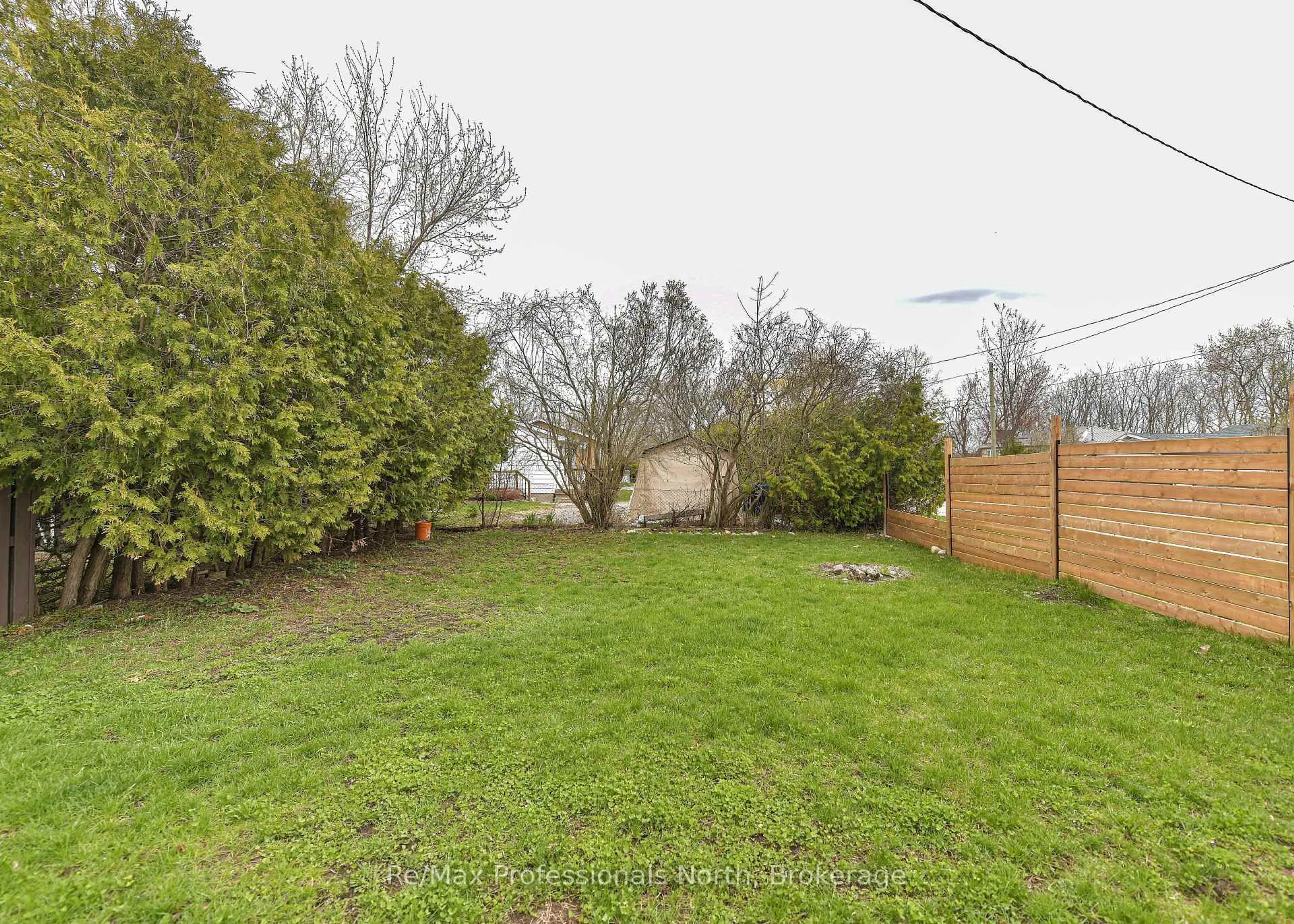A pic from outside/outdoor area/front of a property/back of a property/a pic from drone, unknown for 817 Eighth Ave, Tay Ontario L0K 1R0