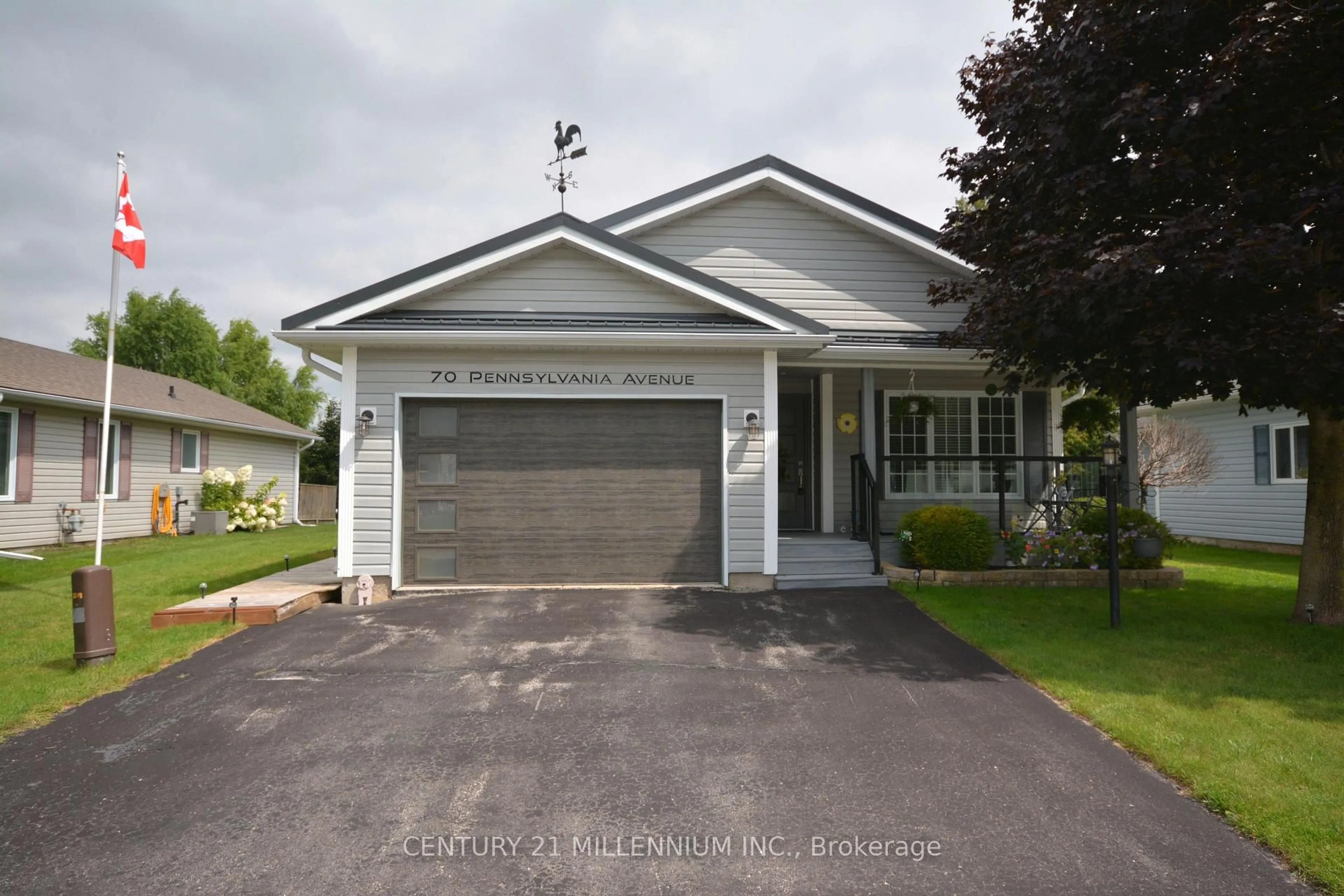 Home with vinyl exterior material, street for 70 Pennsylvania Ave, Wasaga Beach Ontario L9Z 3A8