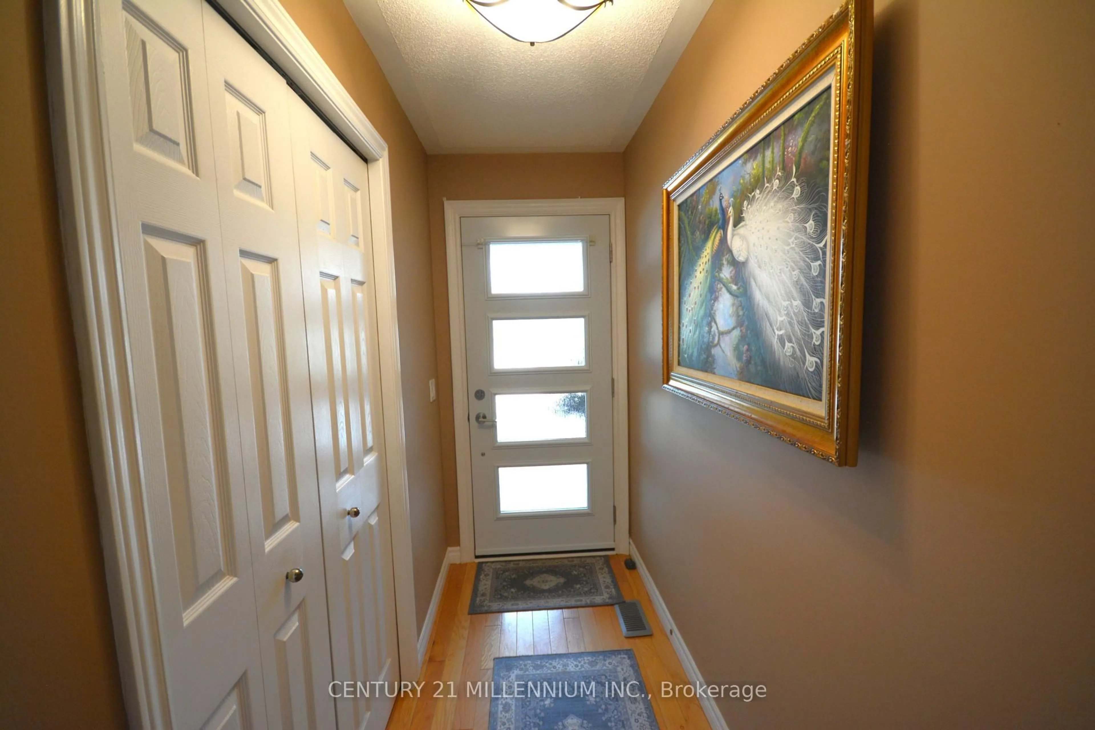Indoor entryway for 70 Pennsylvania Ave, Wasaga Beach Ontario L9Z 3A8