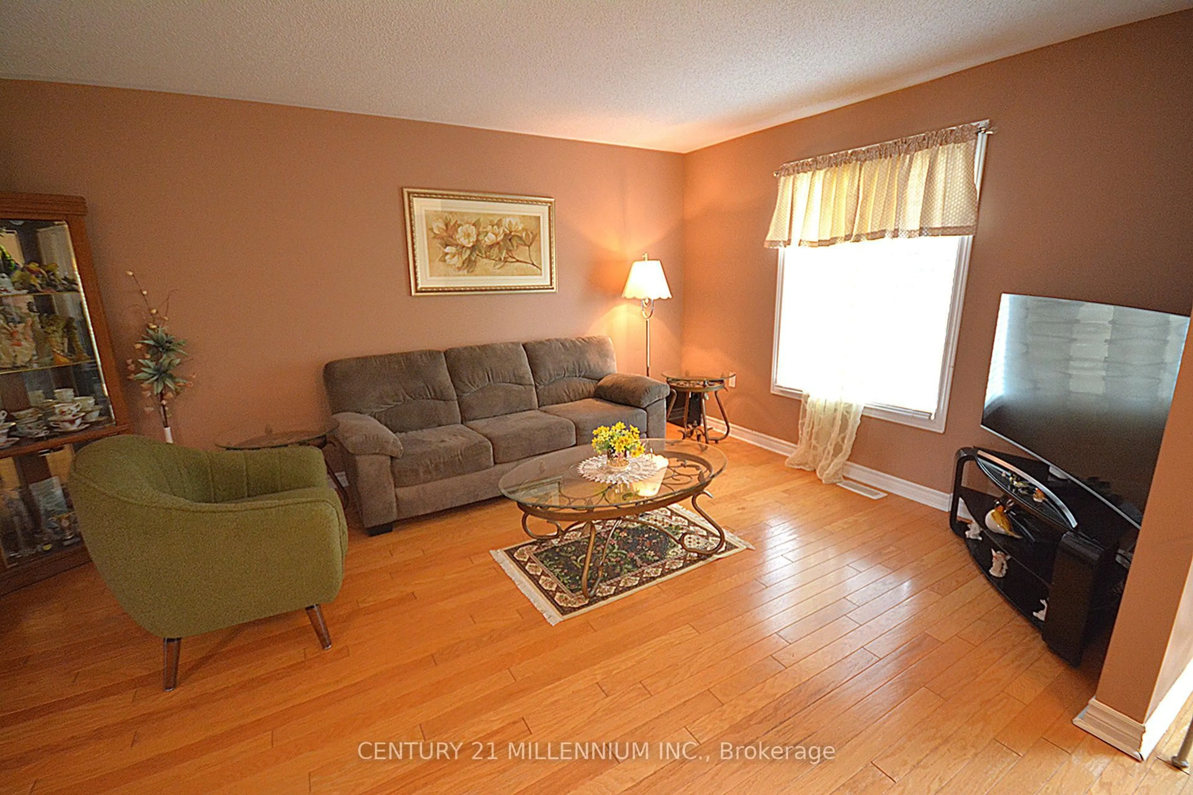 Living room with furniture, unknown for 70 Pennsylvania Ave, Wasaga Beach Ontario L9Z 3A8