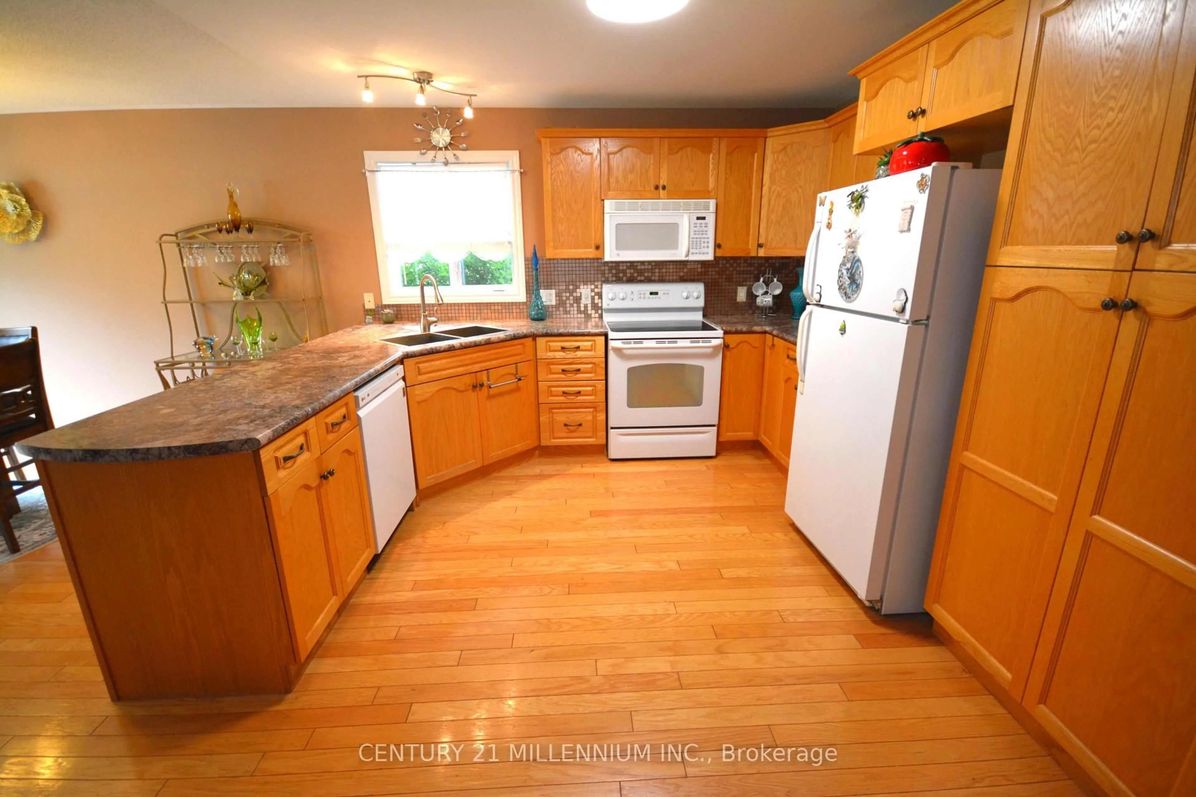 Standard kitchen, unknown for 70 Pennsylvania Ave, Wasaga Beach Ontario L9Z 3A8
