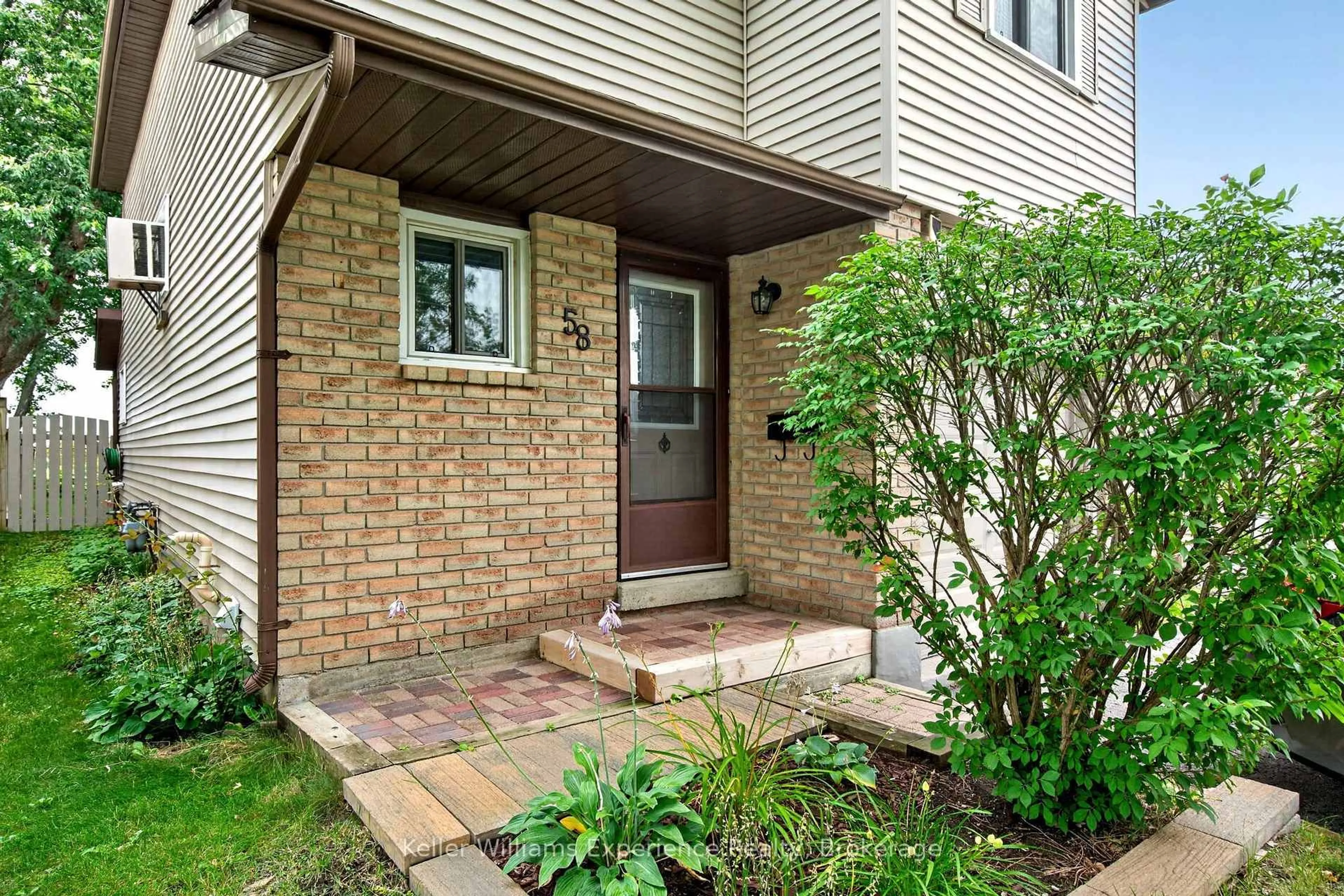 Indoor entryway for 58 Maitland Dr, Barrie Ontario L4M 5V7