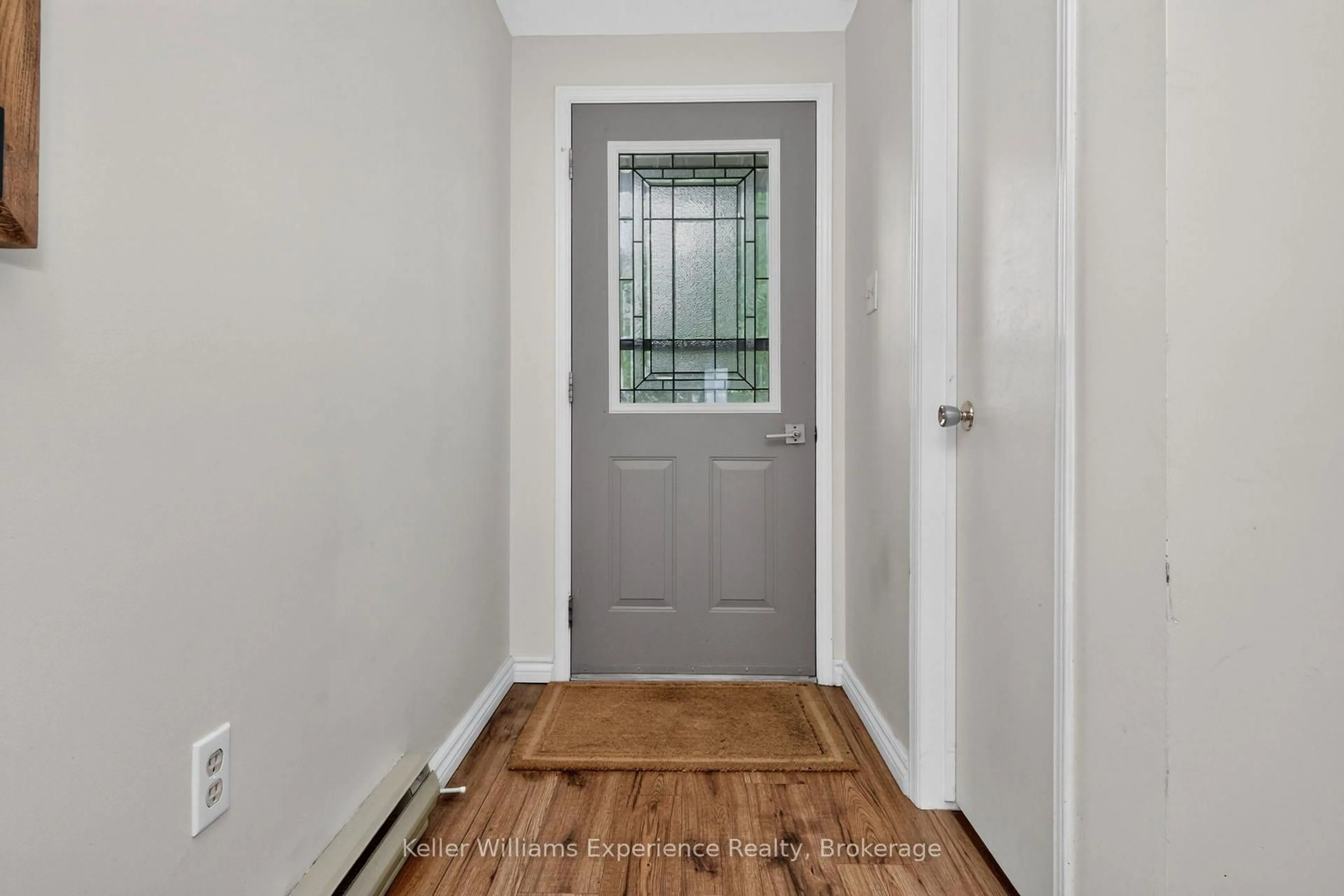 Indoor entryway for 58 Maitland Dr, Springwater Ontario L4M 5V7