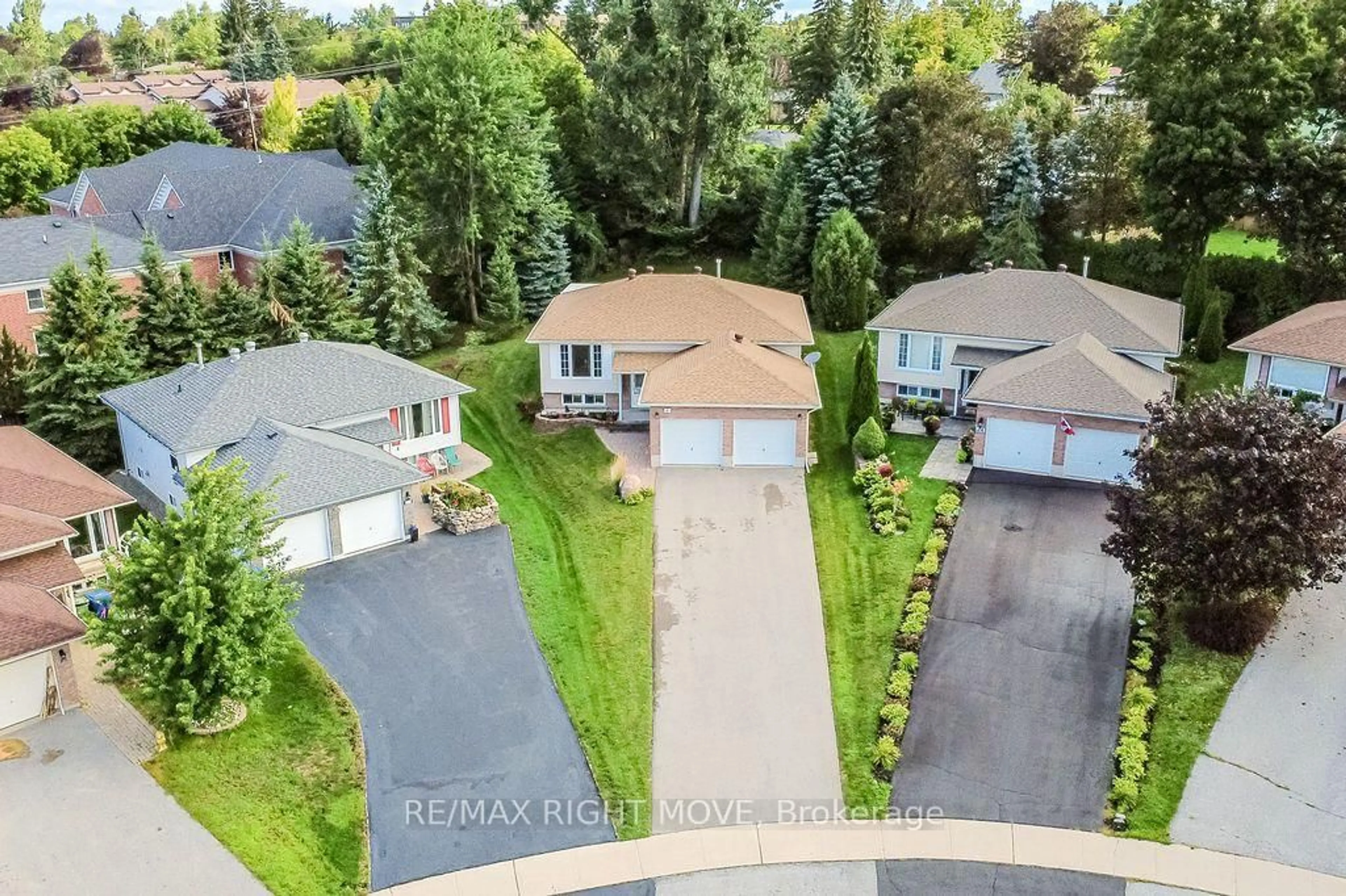 A pic from outside/outdoor area/front of a property/back of a property/a pic from drone, street for 28 Jordon Cres, Orillia Ontario L3V 8A9