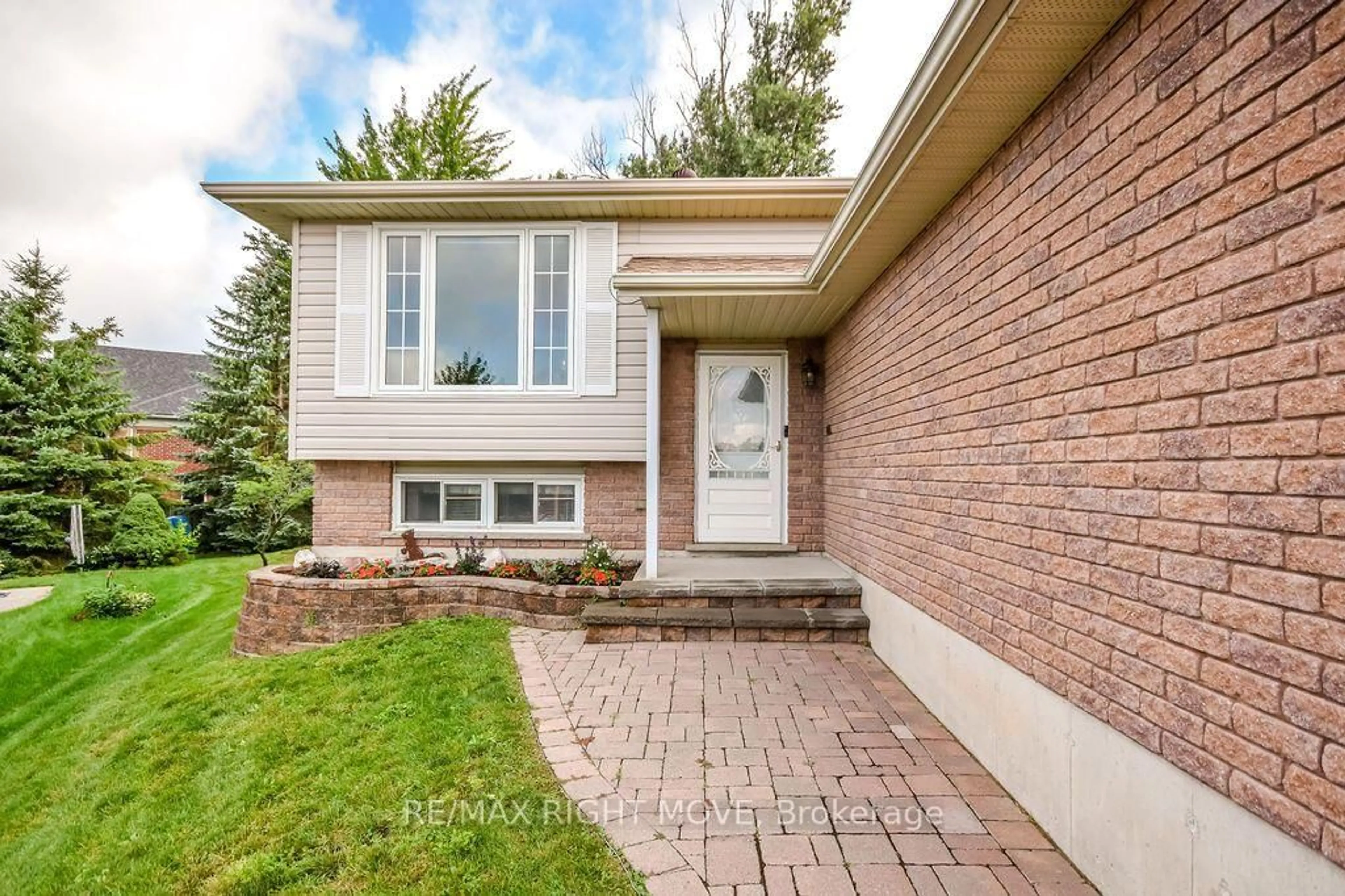 Home with brick exterior material, street for 28 Jordon Cres, Orillia Ontario L3V 8A9