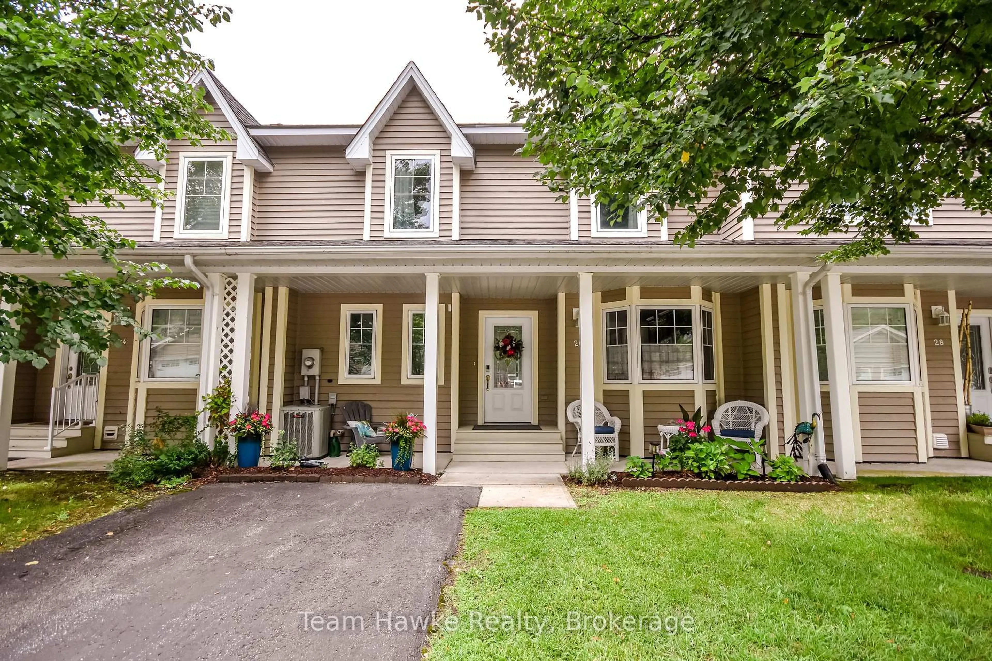 Home with vinyl exterior material, street for 26 Drummond Dr, Penetanguishene Ontario L9M 0A2