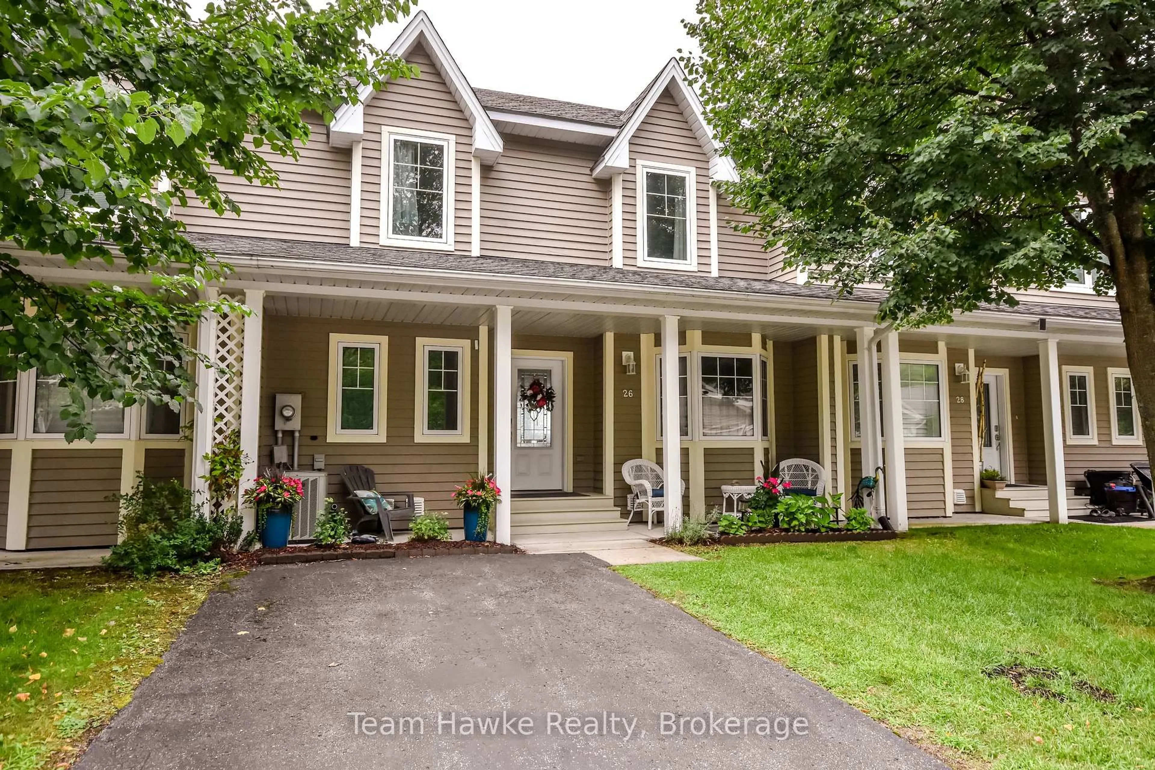 Home with vinyl exterior material, street for 26 Drummond Dr, Penetanguishene Ontario L9M 0A2