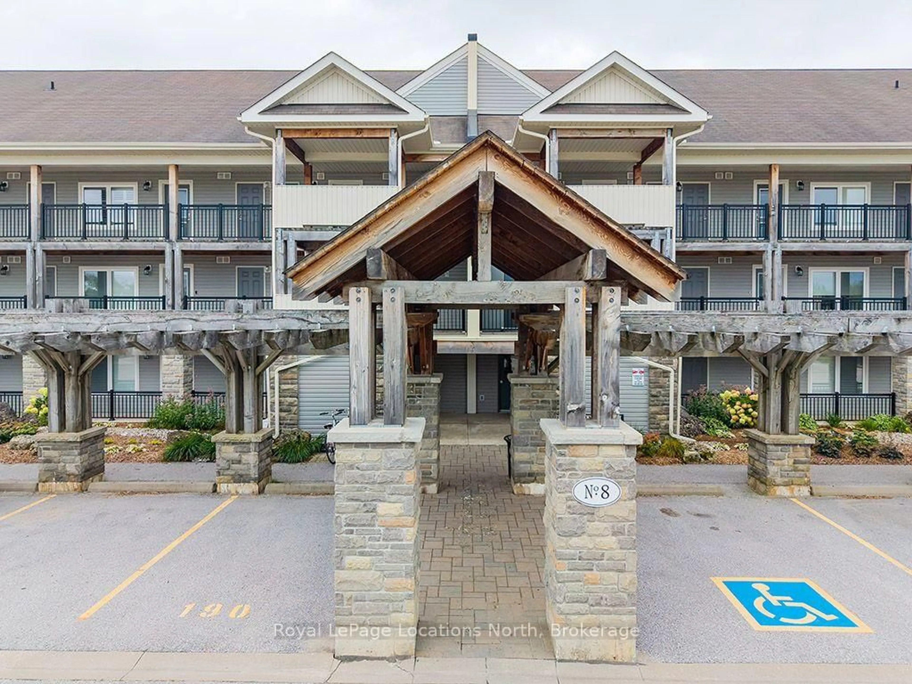 Indoor foyer for 8 Brandy Lane Dr #303, Collingwood Ontario L9Y 0X4