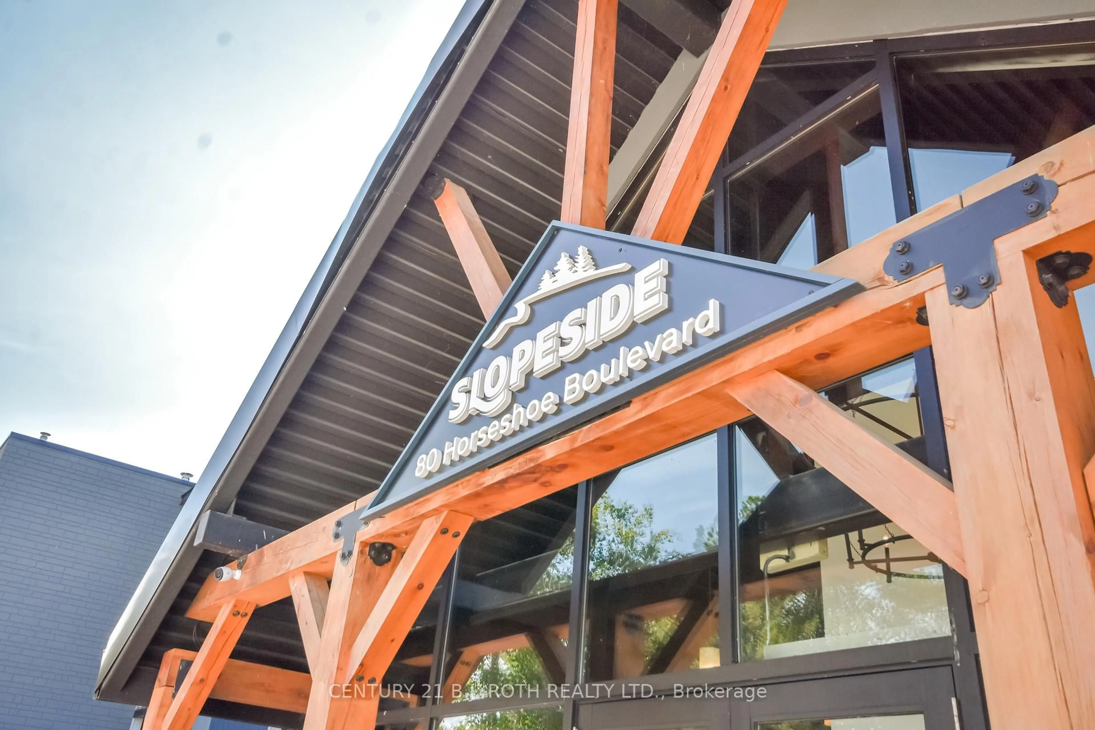 Indoor foyer for 80 Horseshoe Blvd #406, Oro-Medonte Ontario L4M 4Y8