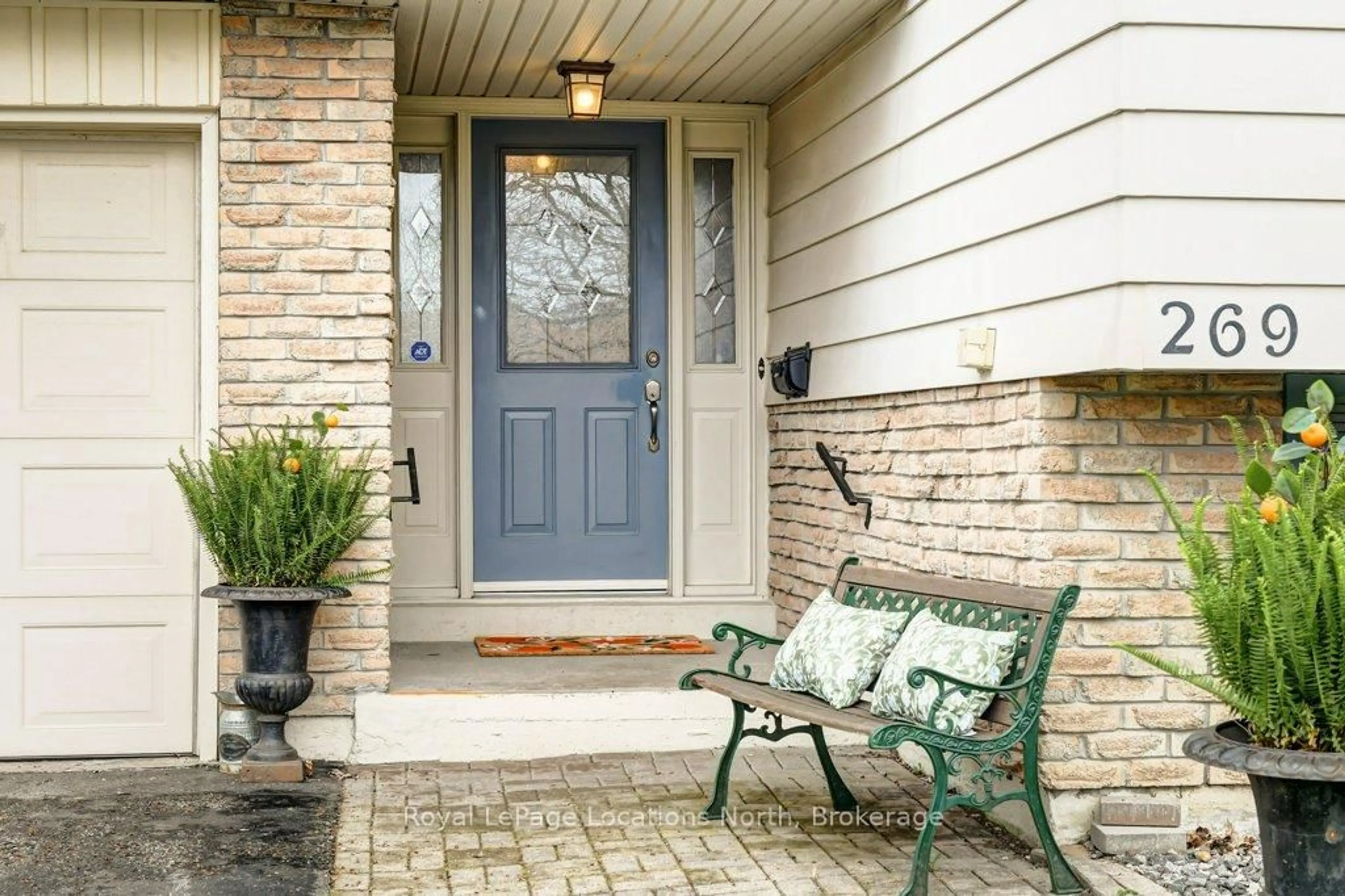Indoor entryway for 269 Pine Dr, Barrie Ontario L4N 4H9