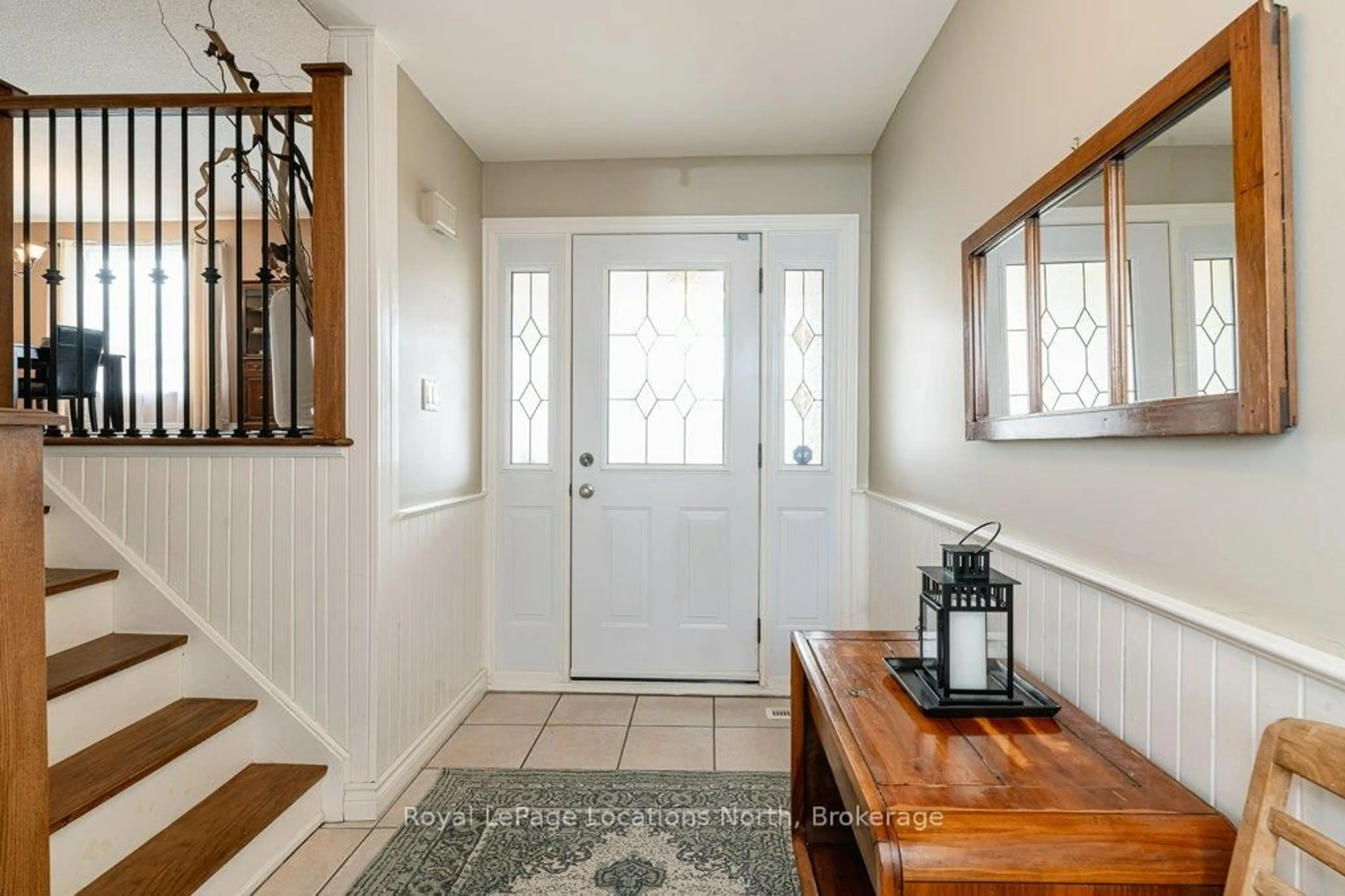 Indoor entryway for 269 Pine Dr, Barrie Ontario L4N 4H9