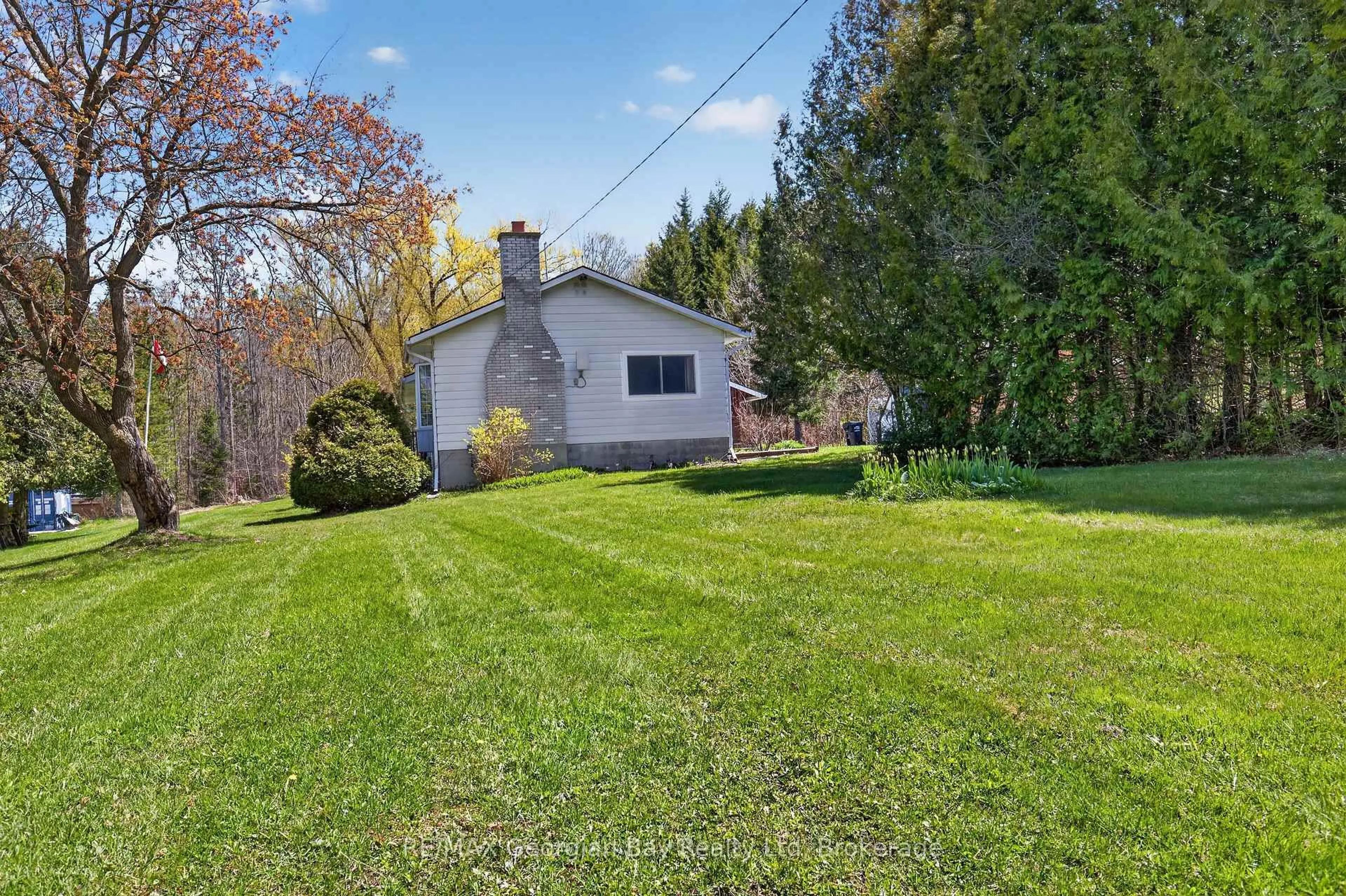 A pic from outside/outdoor area/front of a property/back of a property/a pic from drone, unknown for 2407 Rumney Rd, Tay Ontario L4R 4K3