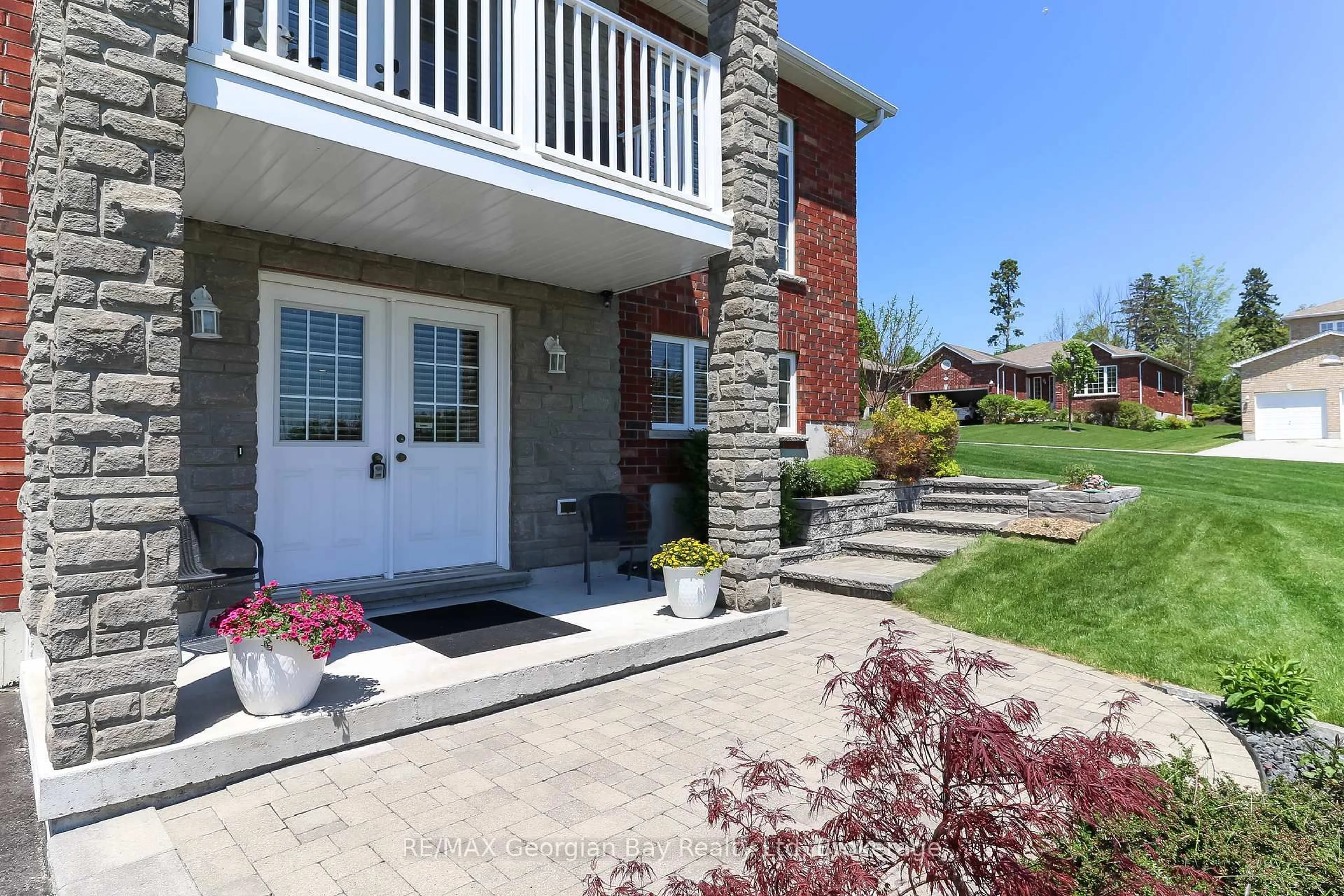 Patio, street for 936 Jordeli Lane, Midland Ontario L4R 0A6
