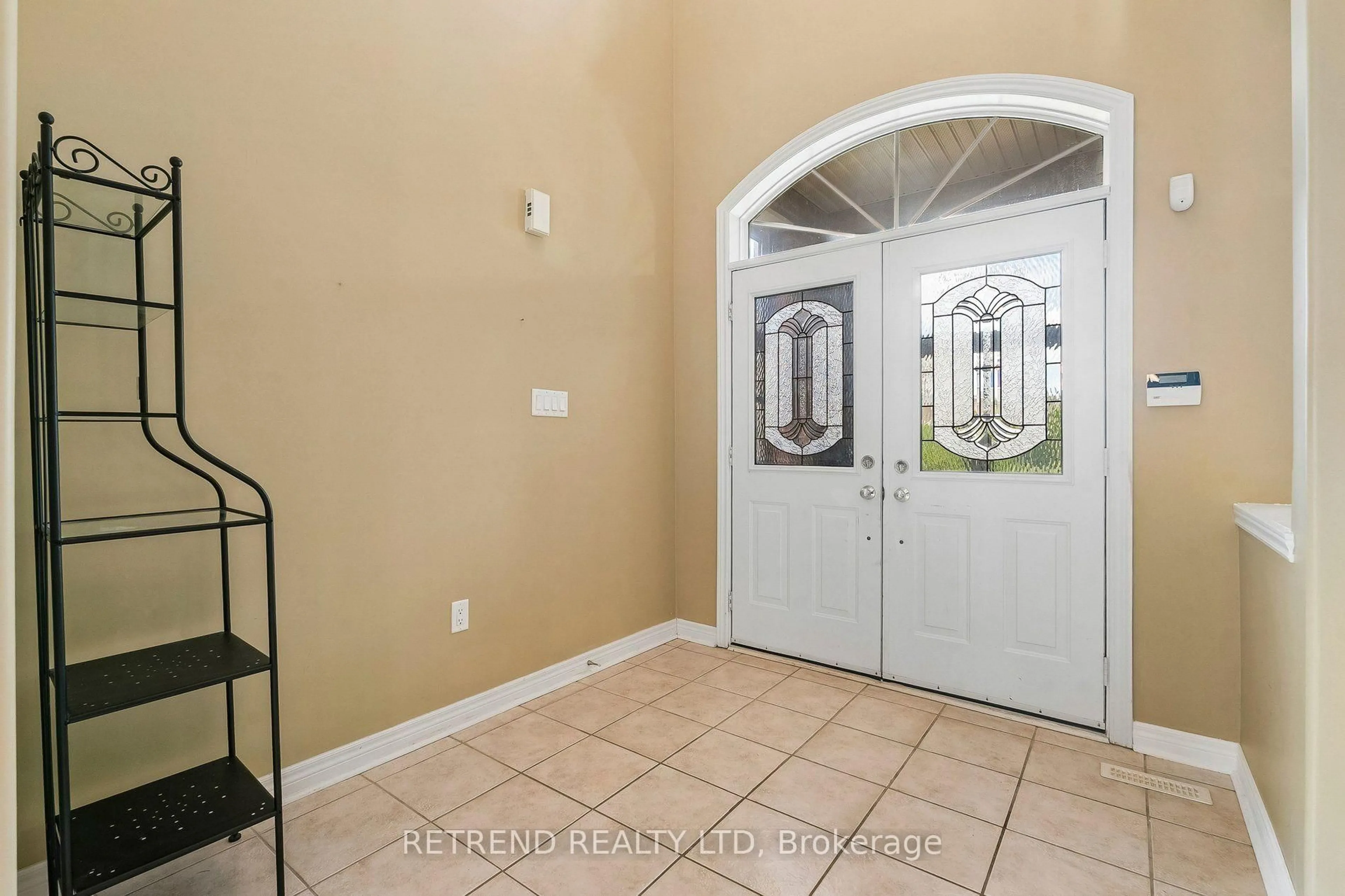Indoor entryway for 36 Sandringham Dr, Barrie Ontario L4N 0J9
