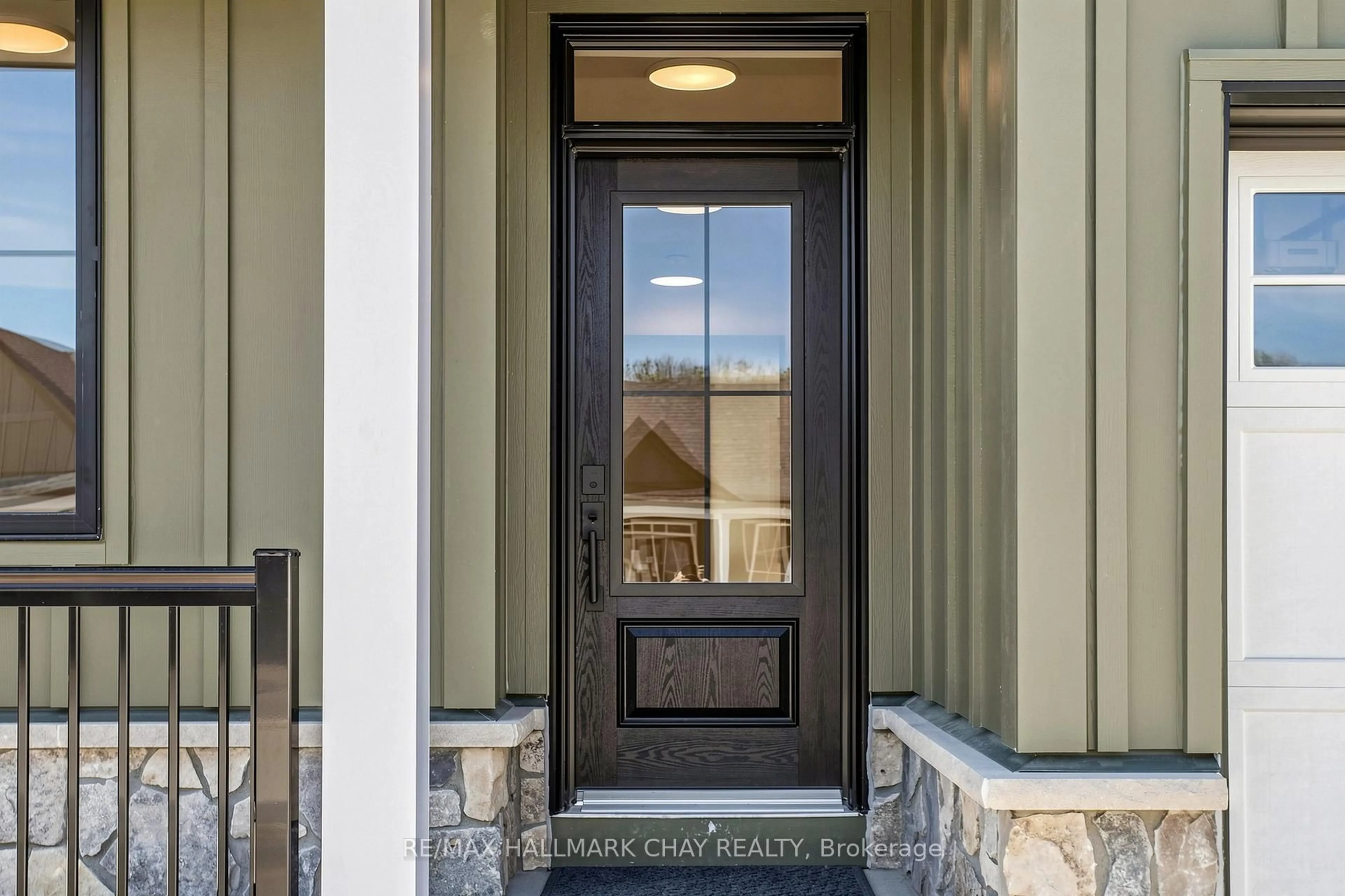 Indoor entryway for 20 Northland Crt, Oro-Medonte Ontario L9J 1C4