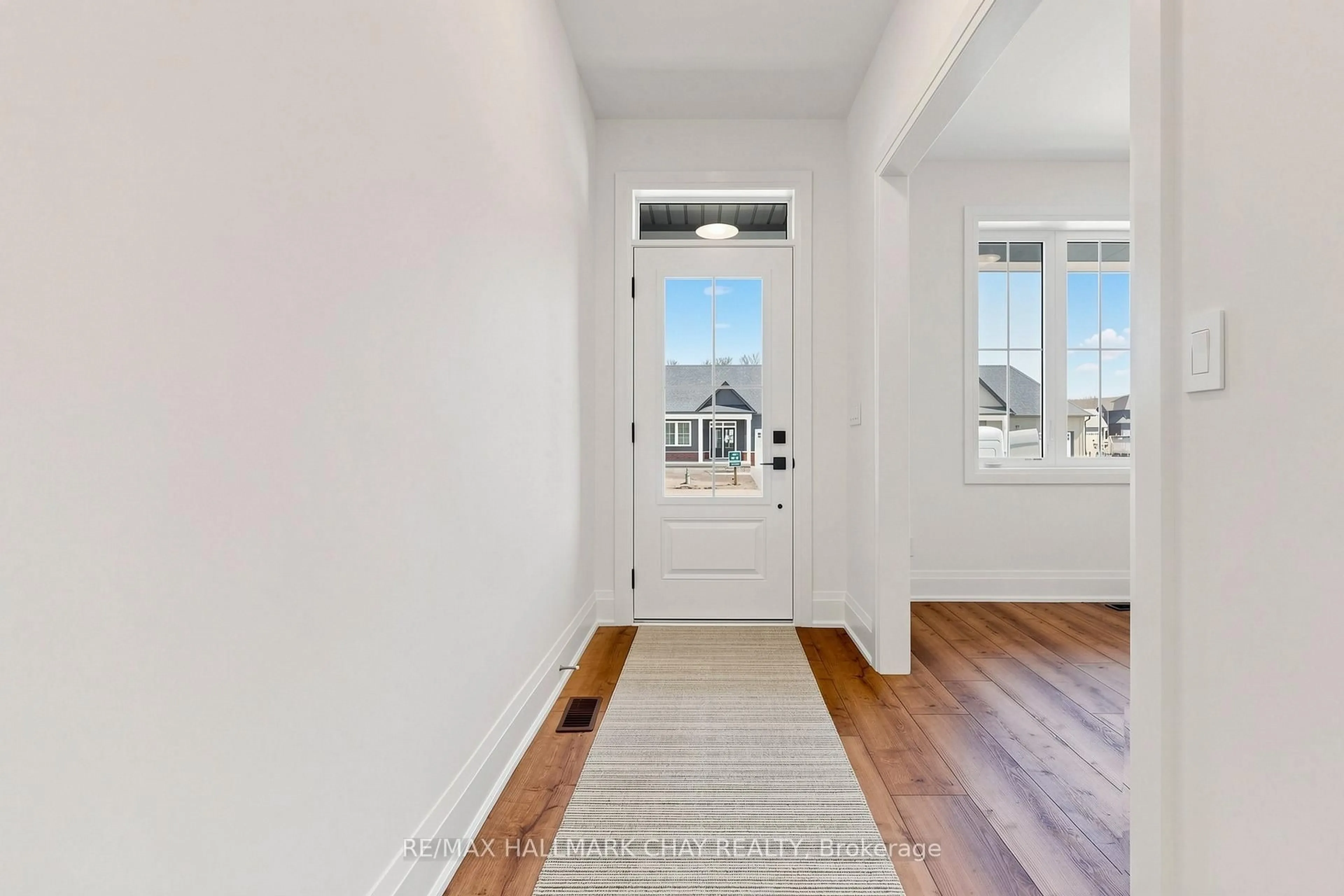 Indoor entryway for 20 Northland Crt, Oro-Medonte Ontario L9J 1C4