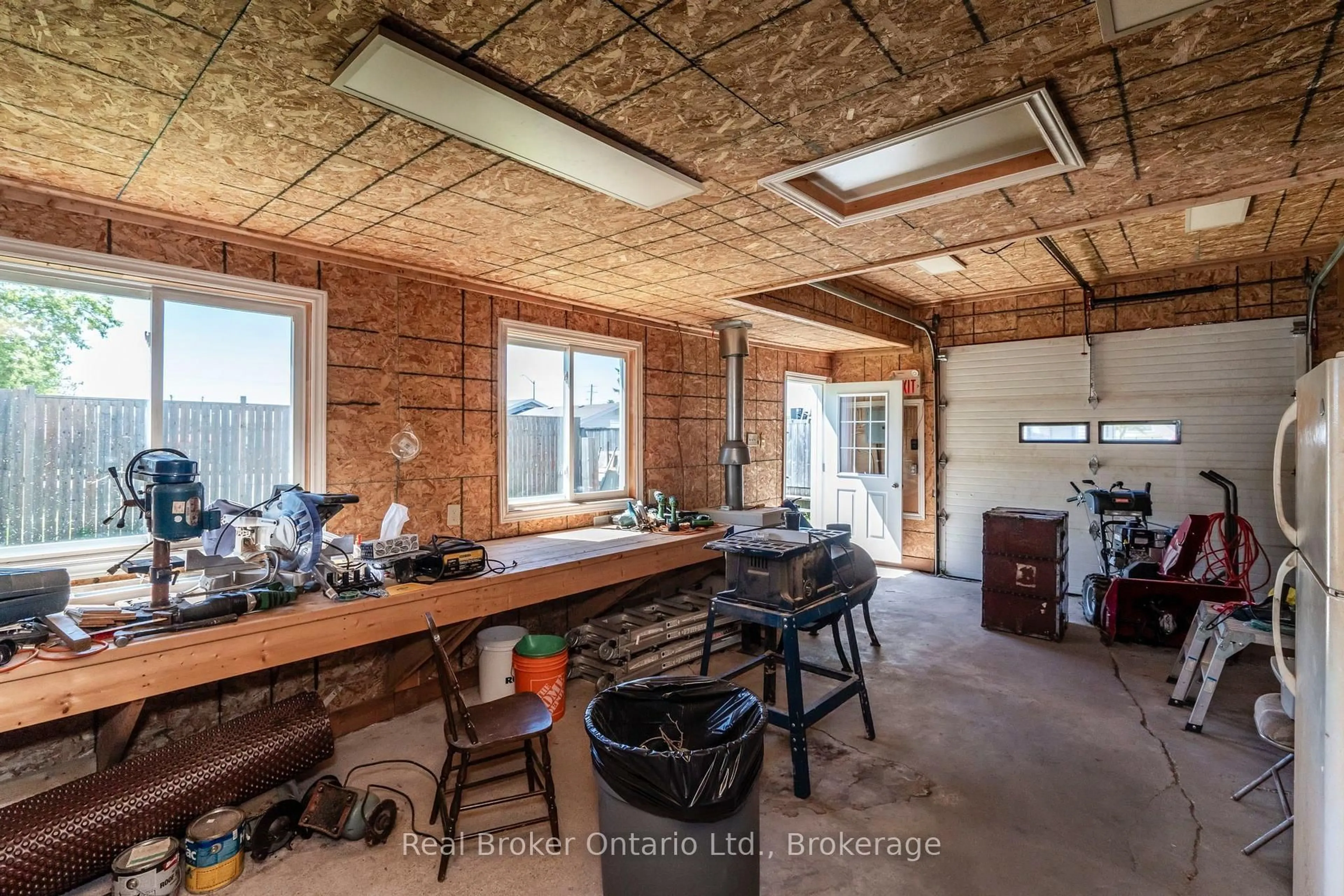Indoor garage for 151 Main St, Penetanguishene Ontario L9M 1L7