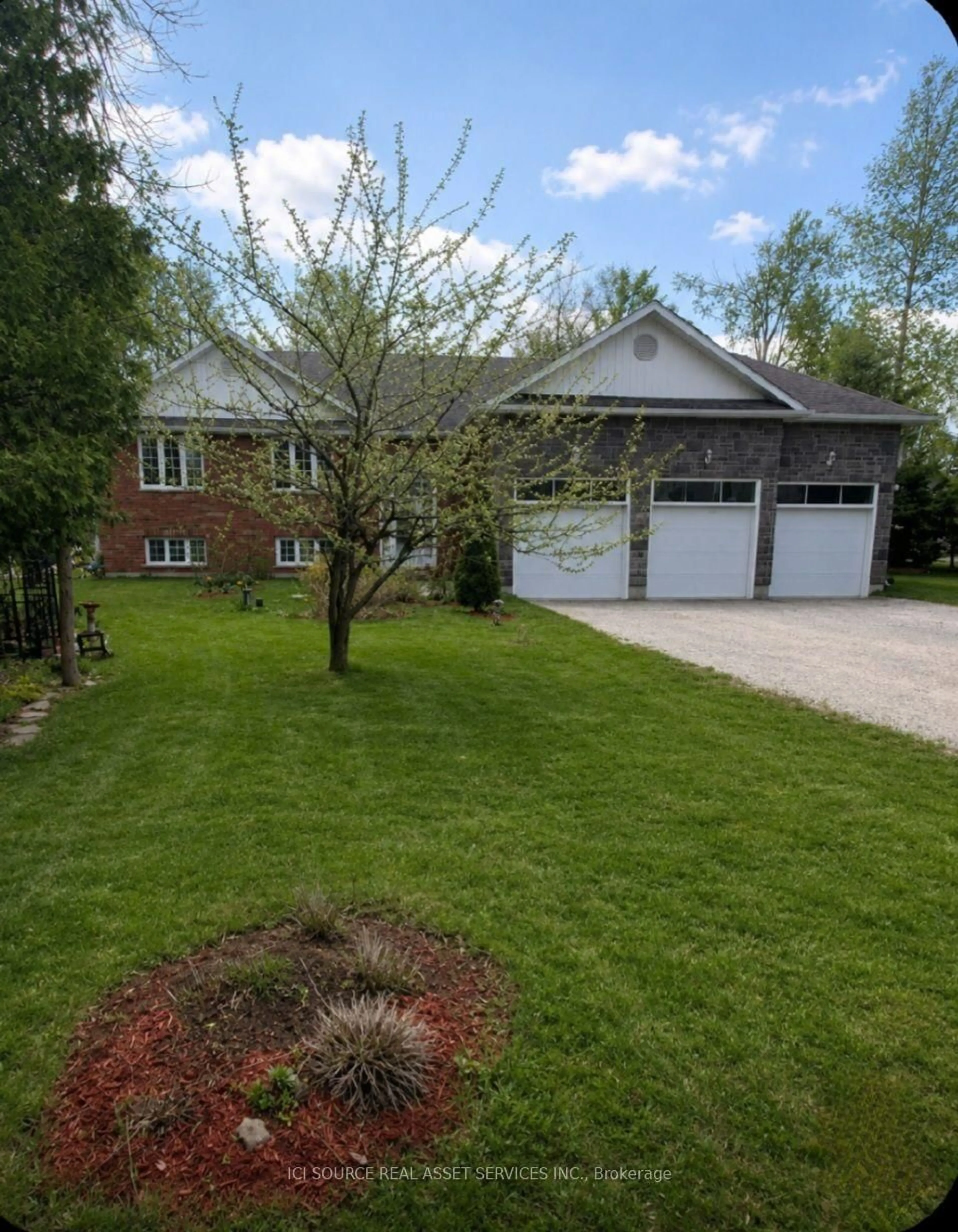 A pic from outside/outdoor area/front of a property/back of a property/a pic from drone, street for 1361 Rimkey Cres, Severn Ontario L3V 0E9