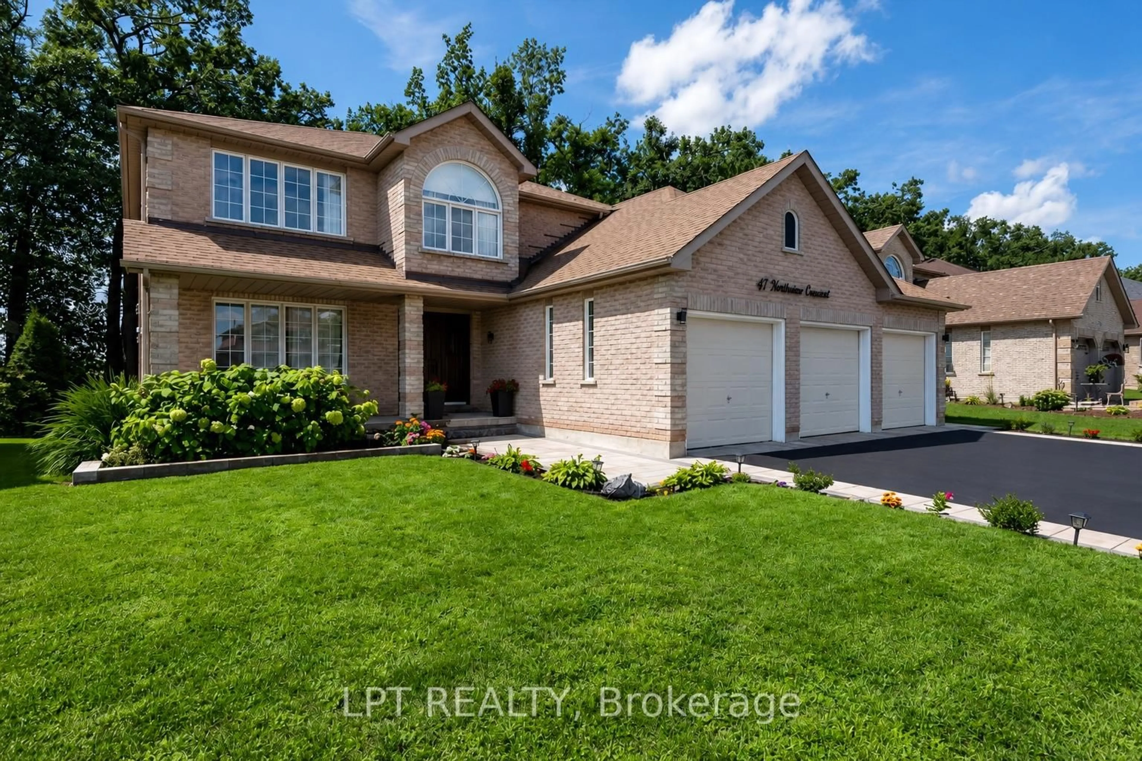 Home with brick exterior material, street for 47 Northview Cres, Barrie Ontario L4N 9T4