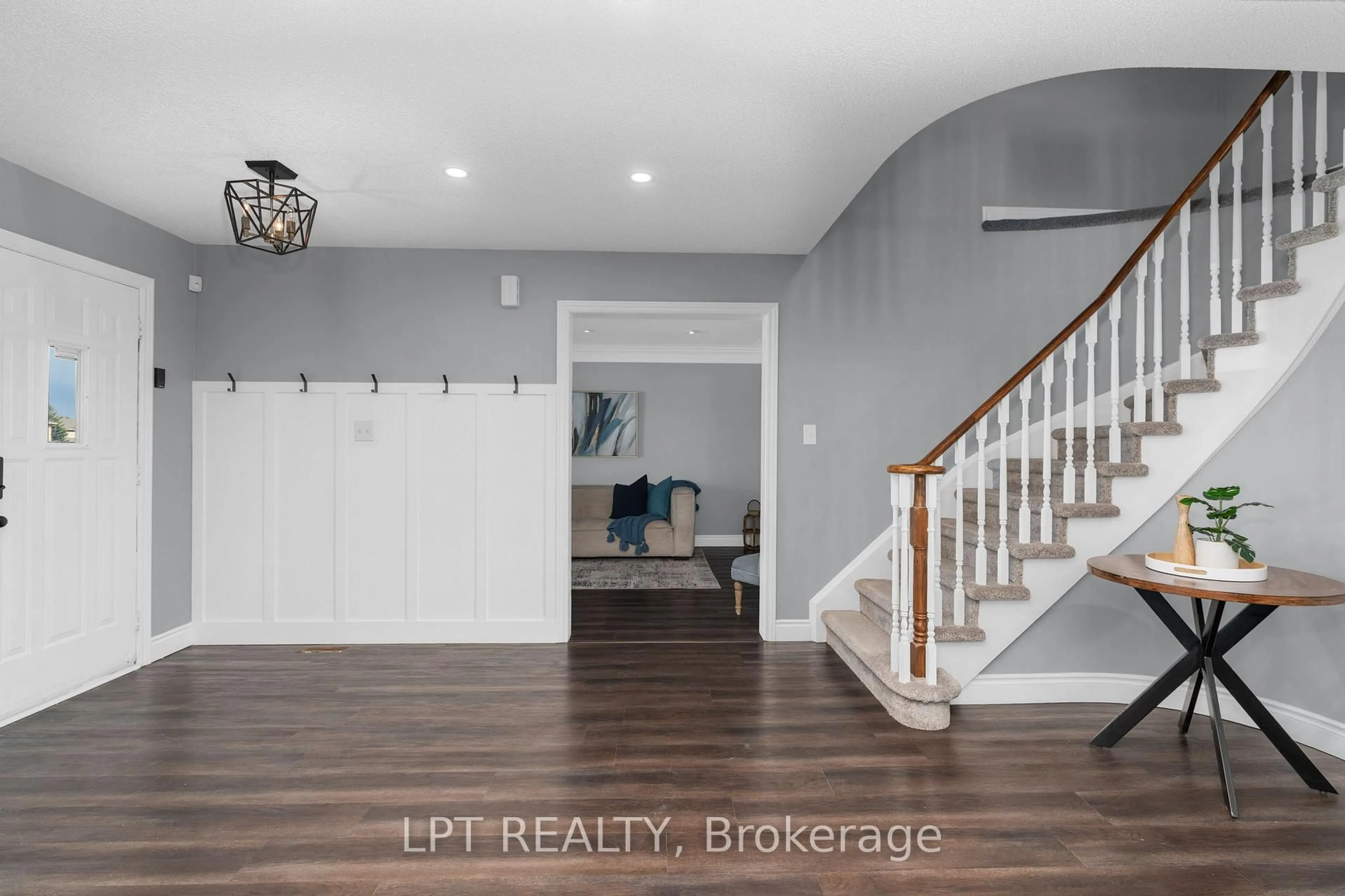 Indoor entryway for 47 Northview Cres, Barrie Ontario L4N 9T4
