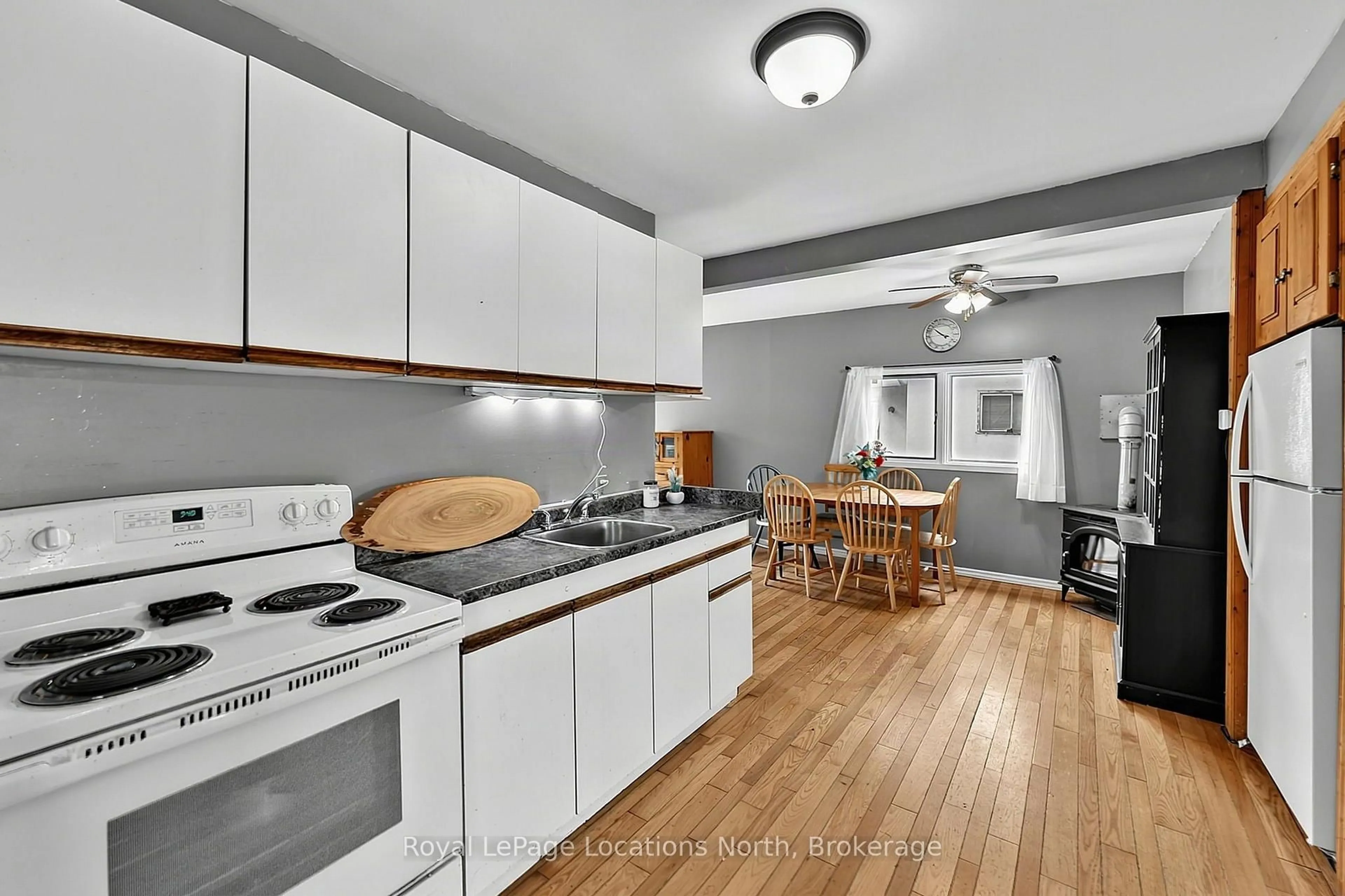 Standard kitchen, unknown for 9031 Beachwood Rd, Wasaga Beach Ontario L9Z 2X9